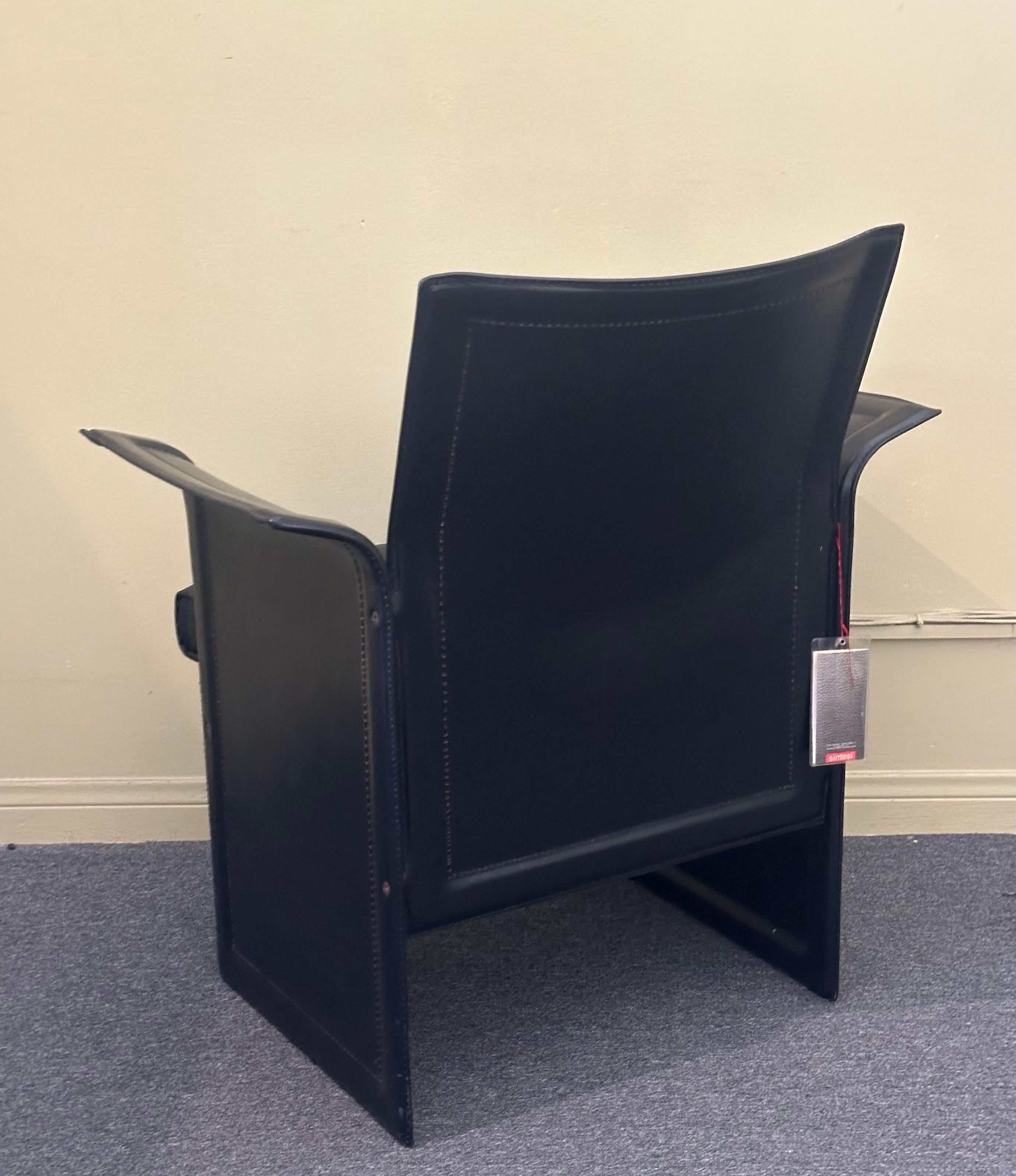 Paire de fauteuils italiens post-modernes en cuir de Tito Agnoli pour Sintesi  NOS en vente 7