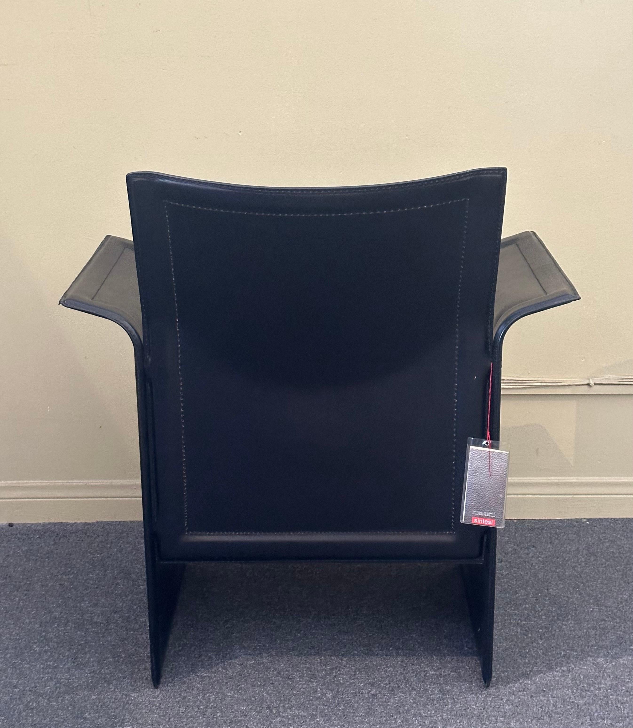 Paire de fauteuils italiens post-modernes en cuir de Tito Agnoli pour Sintesi  NOS en vente 8