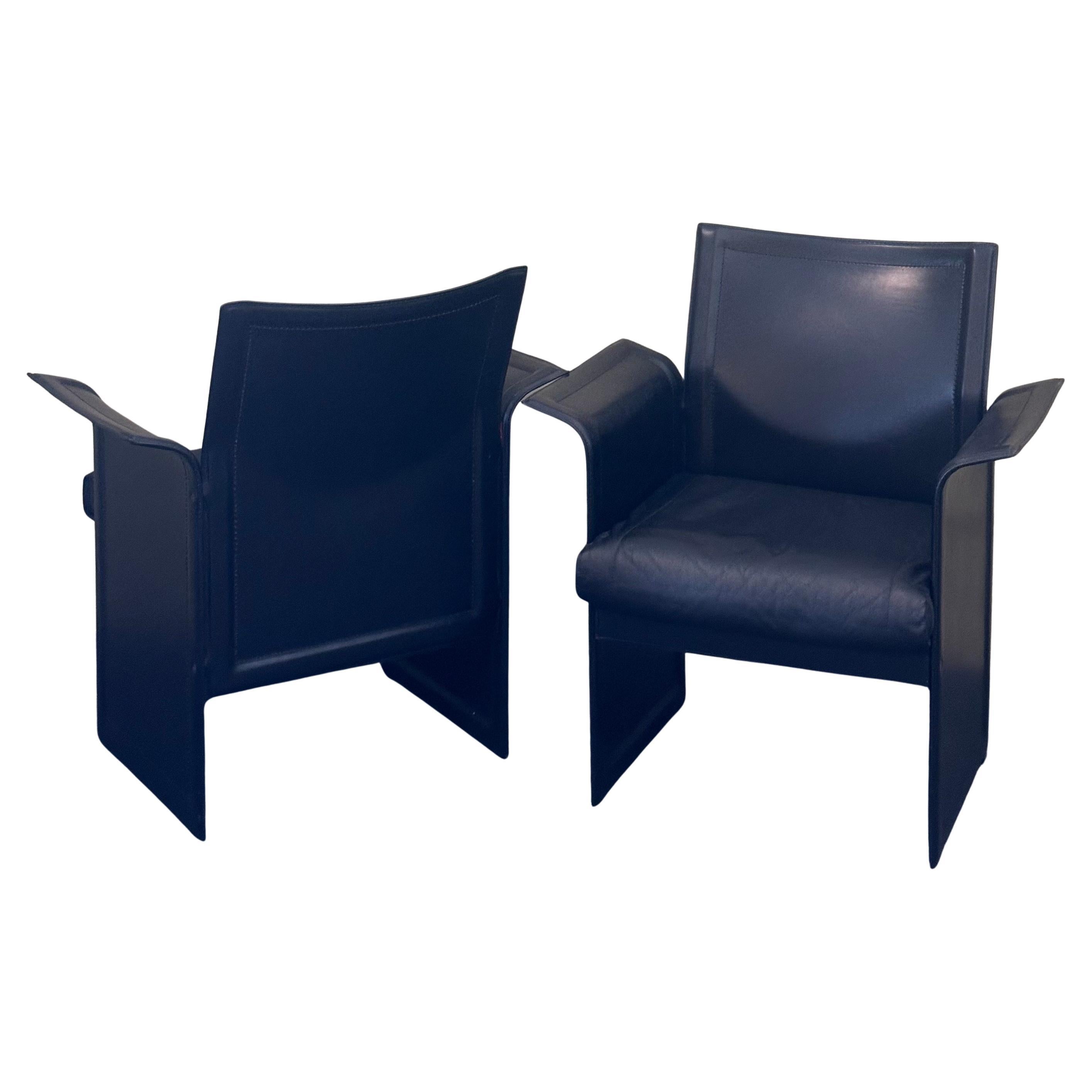 Magnifique paire de fauteuils post-modernes italiens en cuir noir par Tito Agnoli pour Sintesi de Milan Italie, vers les années 1980.  Ces chaises sont dans un état neuf car elles n'ont jamais été utilisées et ont été stockées pendant plus de 40 ans