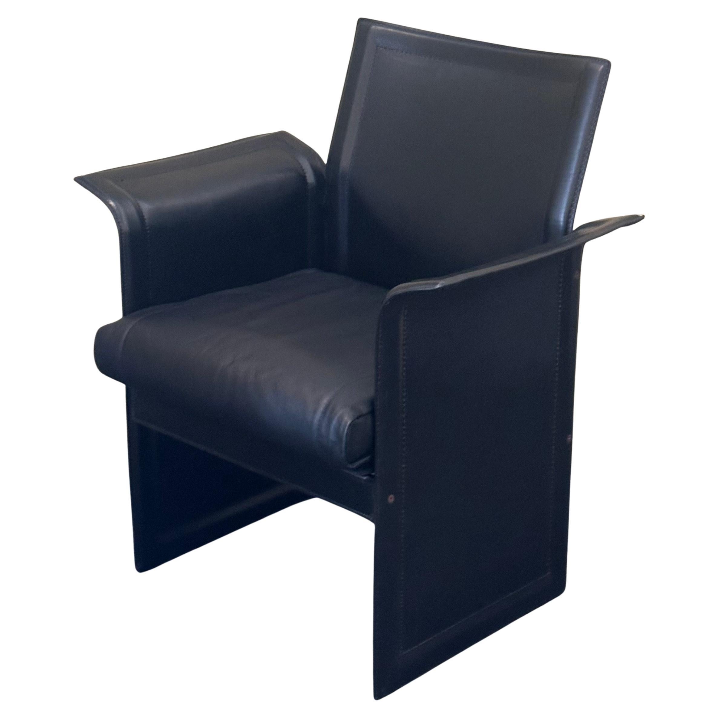 20ième siècle Paire de fauteuils italiens post-modernes en cuir de Tito Agnoli pour Sintesi  NOS en vente