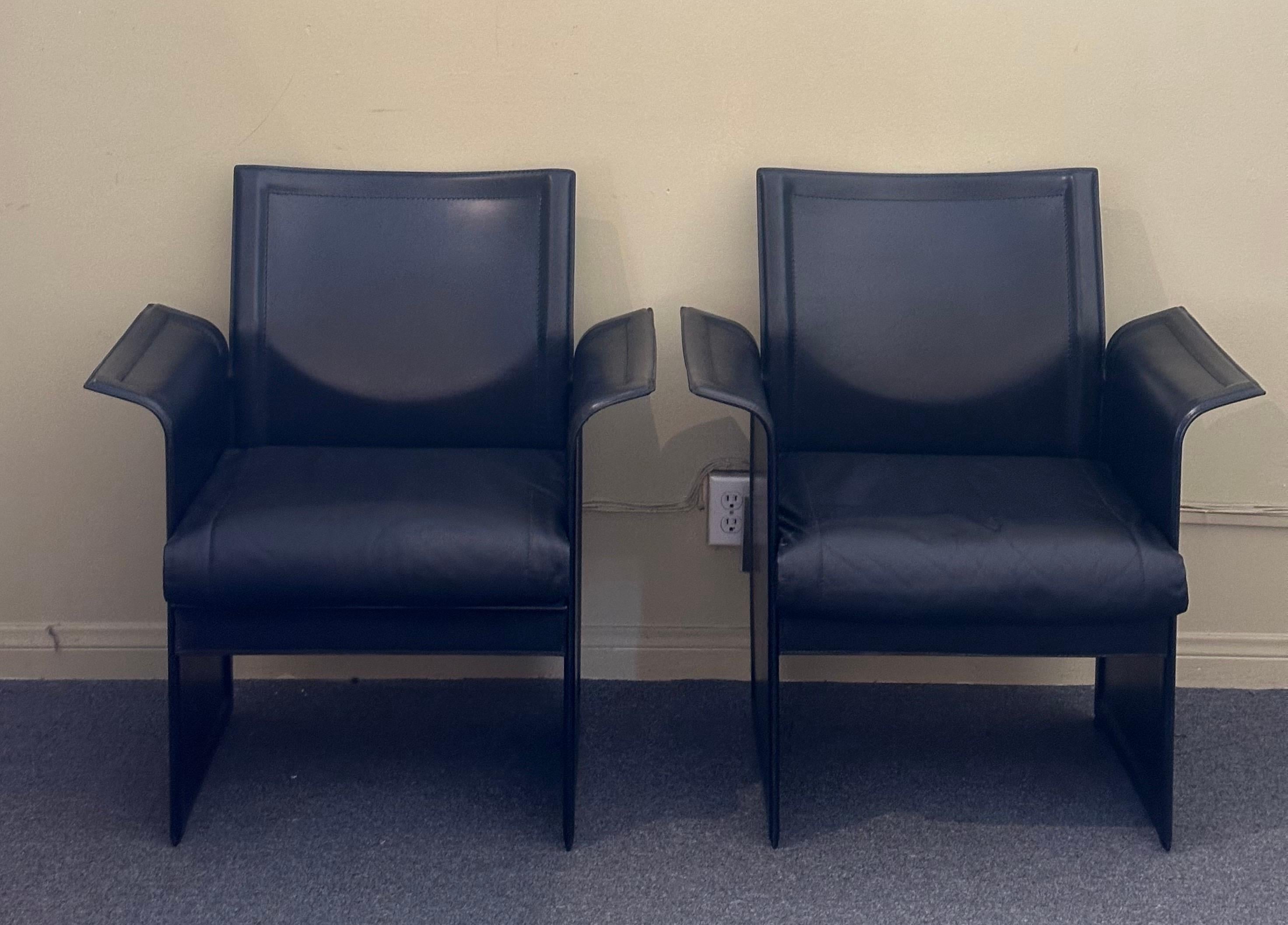 Paire de fauteuils italiens post-modernes en cuir de Tito Agnoli pour Sintesi  NOS en vente 1