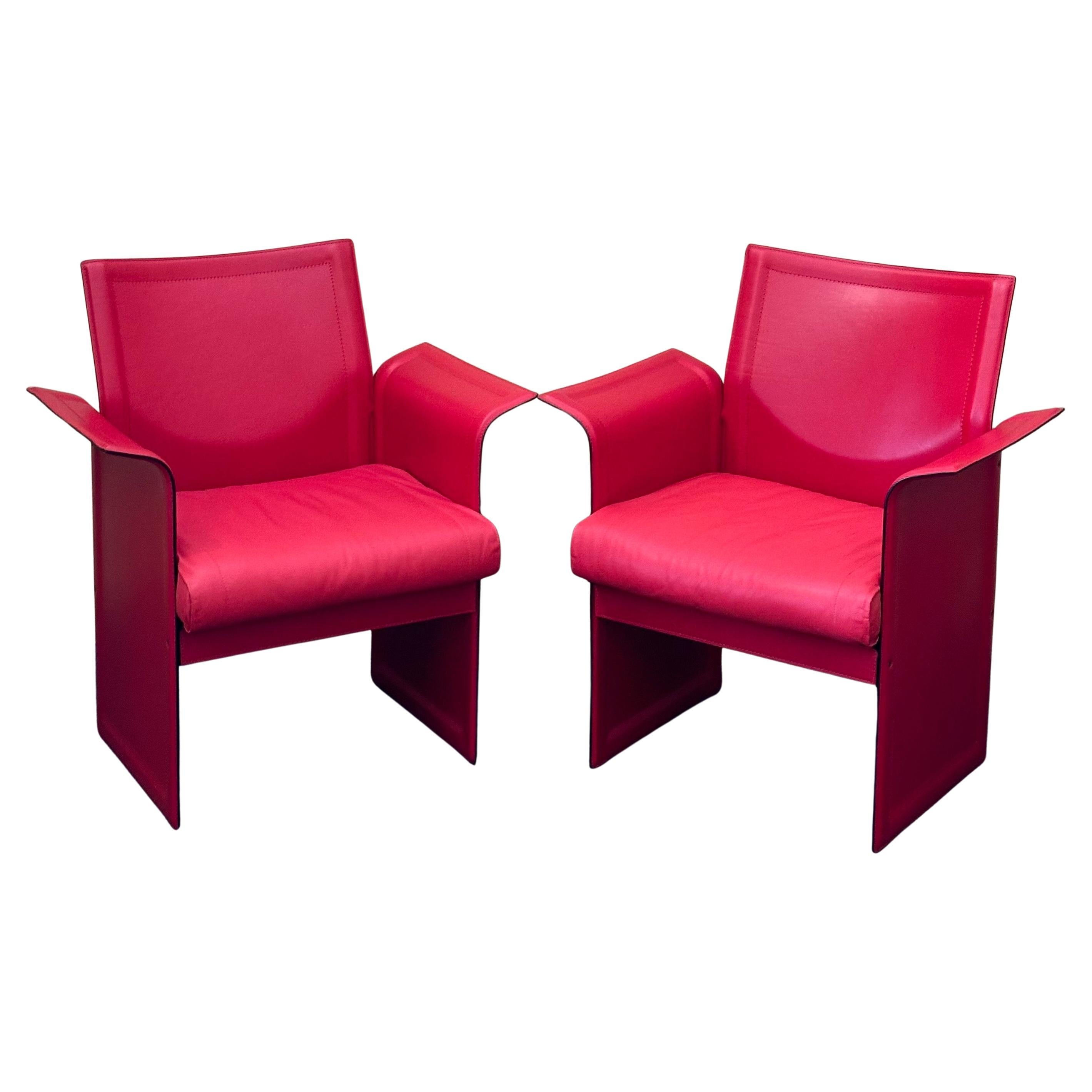 Magnifique paire de fauteuils post-modernes italiens en cuir rouge par Tito Agnoli pour Sintesi de Milan Italie, vers les années 1980.  Ces chaises sont dans un état neuf car elles n'ont jamais été utilisées et ont été stockées pendant plus de 40