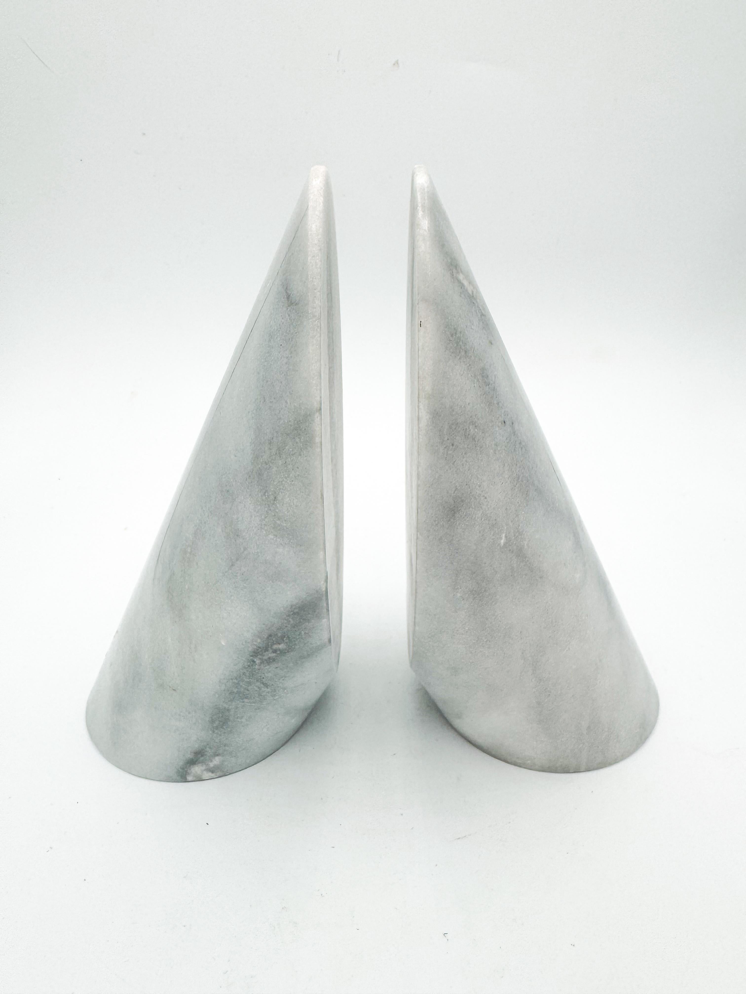 Este llamativo par de sujetalibros escultóricos de mármol muestra la elegancia del diseño minimalista. Fabricados en Italia en la década de 1970, están tallados en mármol blanco macizo con vetas grises naturales, creando un aspecto atemporal y