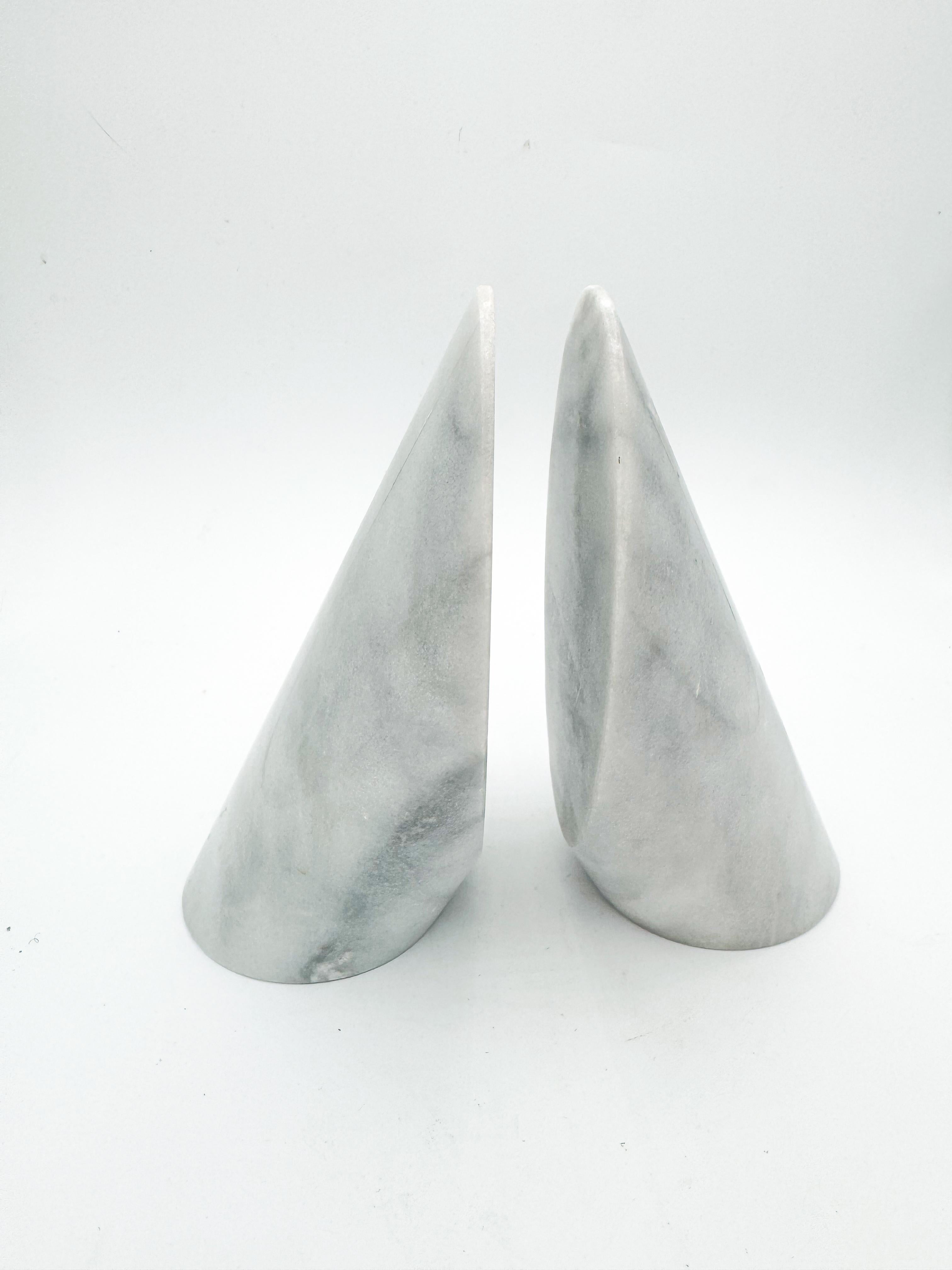 Par de  Sujetalibros italiano postmoderno de mármol blanco, años 70 Posmoderno en venta