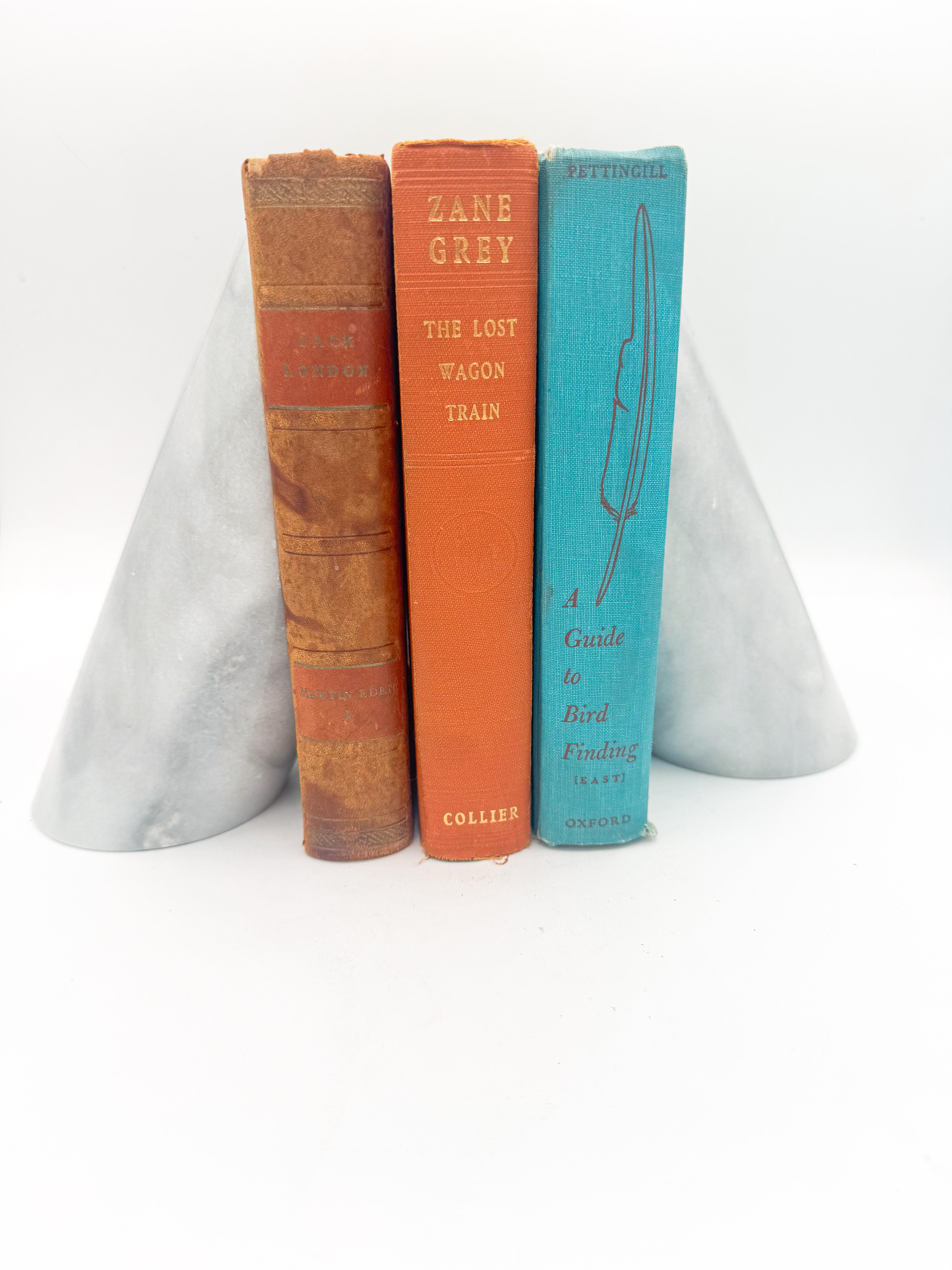 Par de  Sujetalibros italiano postmoderno de mármol blanco, años 70 finales del siglo XX en venta