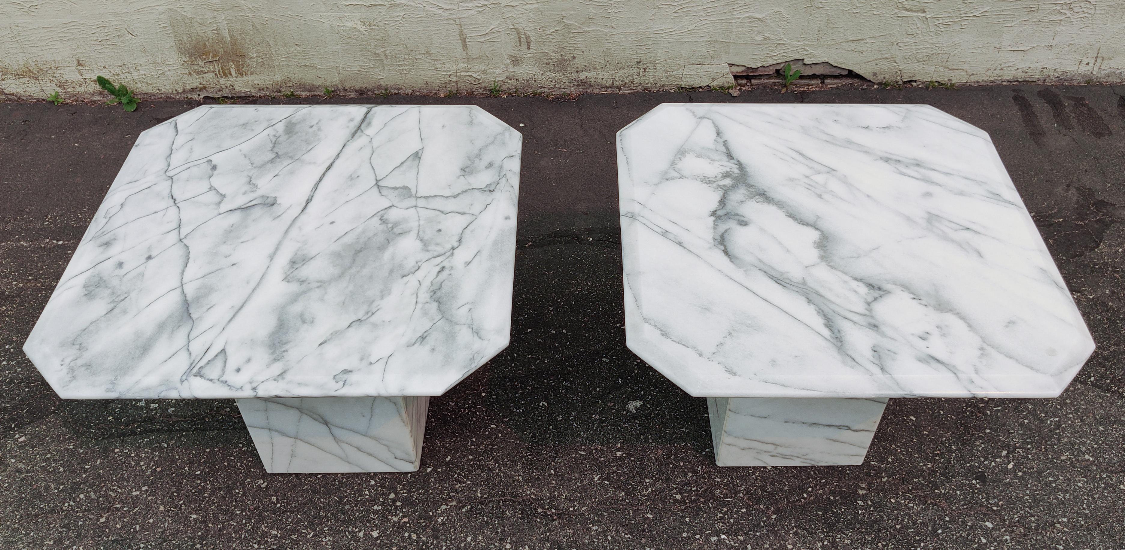 Polished Pair of Post-Modern Italian White Marble Side Tables Grey & Black Veining