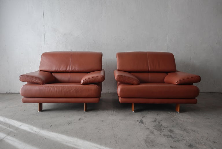 Pair of Post-Modern Leather Lounge Chairs In Good Condition For Sale In Las Vegas, NV