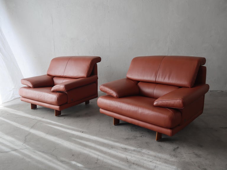 20th Century Pair of Post-Modern Leather Lounge Chairs For Sale