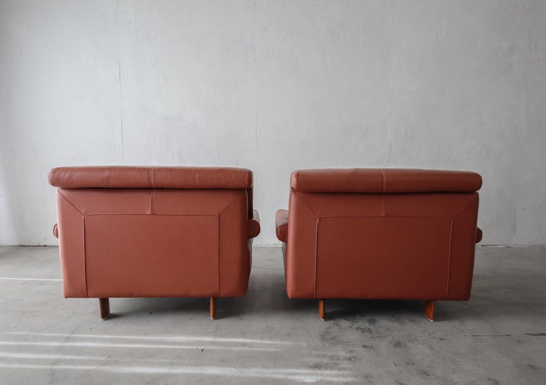 Pair of Post-Modern Leather Lounge Chairs For Sale 1