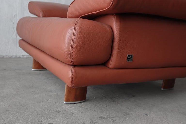 Pair of Post-Modern Leather Lounge Chairs For Sale 2