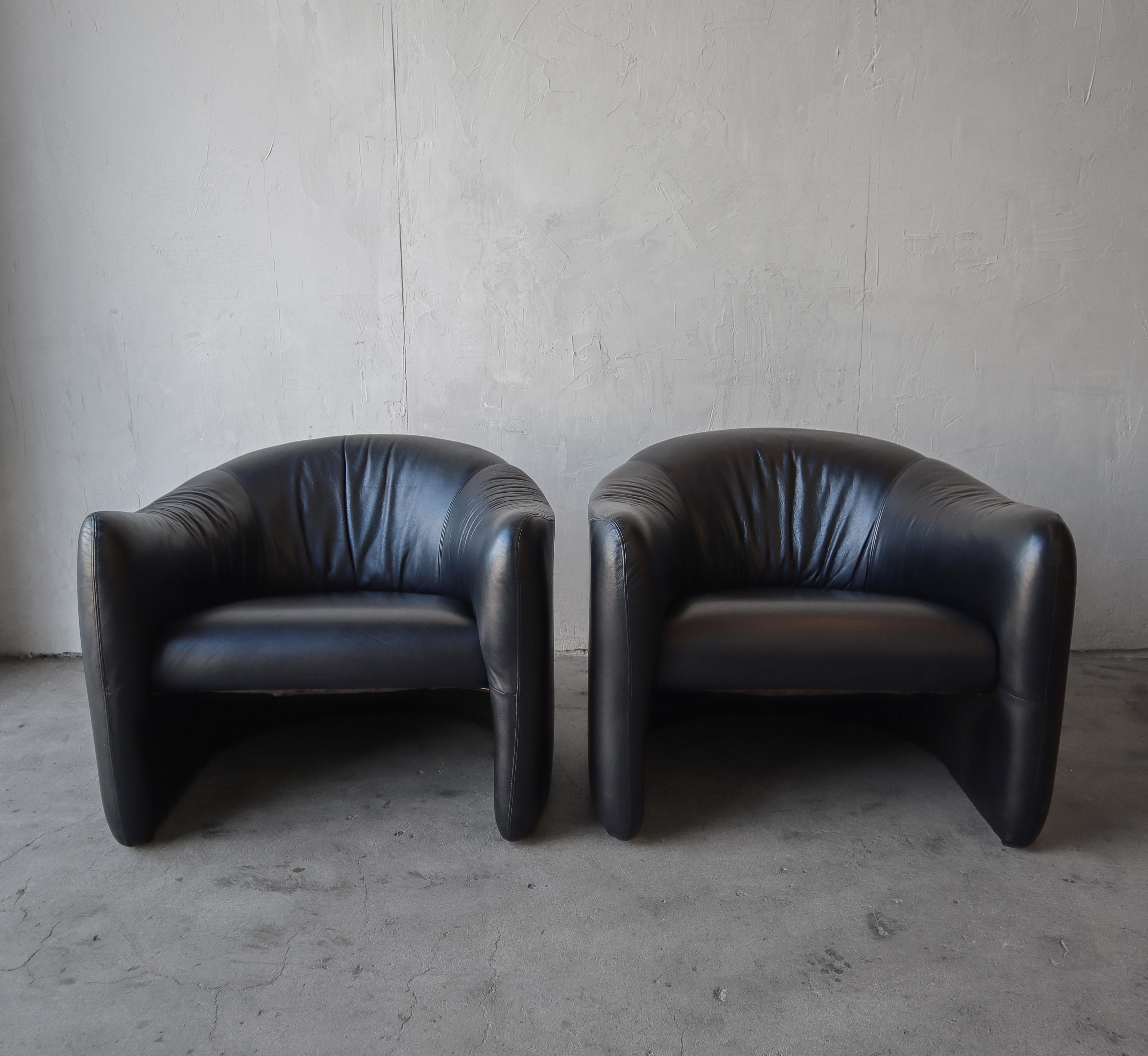 Post-Modern Pair of Post Modern Leather Lounge Chairs by Metro For Sale