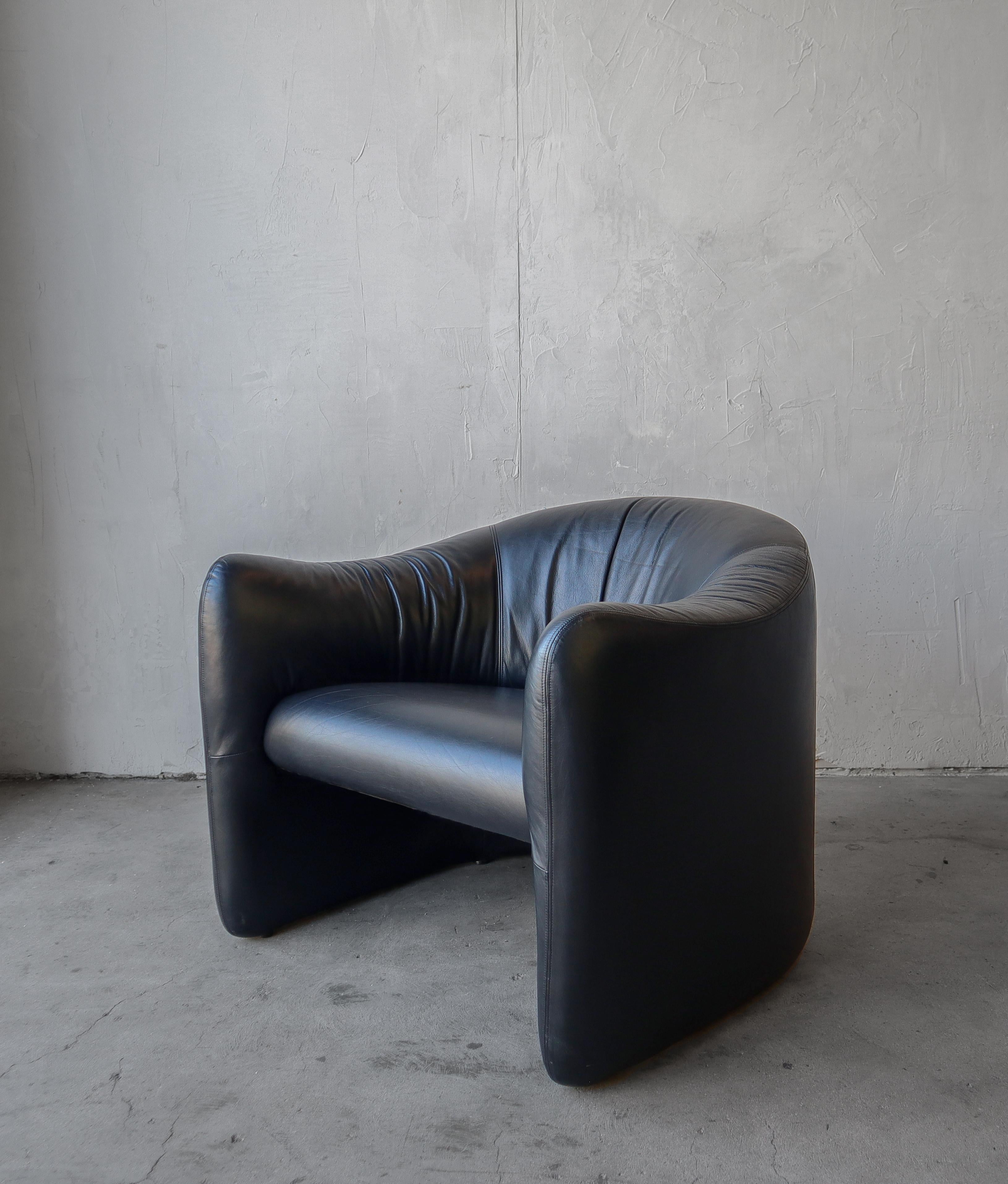 Postmoderne Paire de fauteuils de salon post-modernes en cuir par Metro en vente