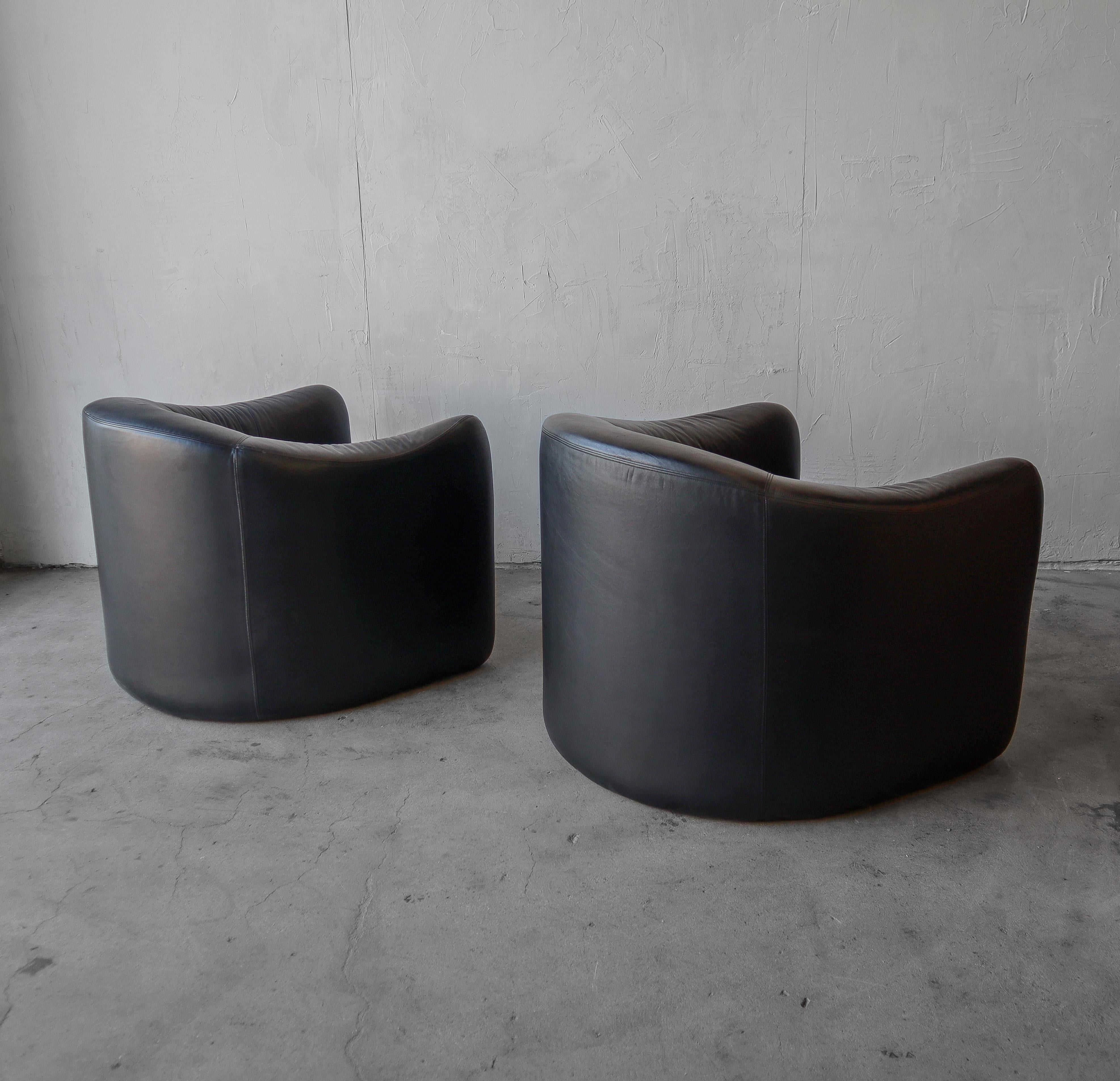 20th Century Pair of Post Modern Leather Lounge Chairs by Metro For Sale