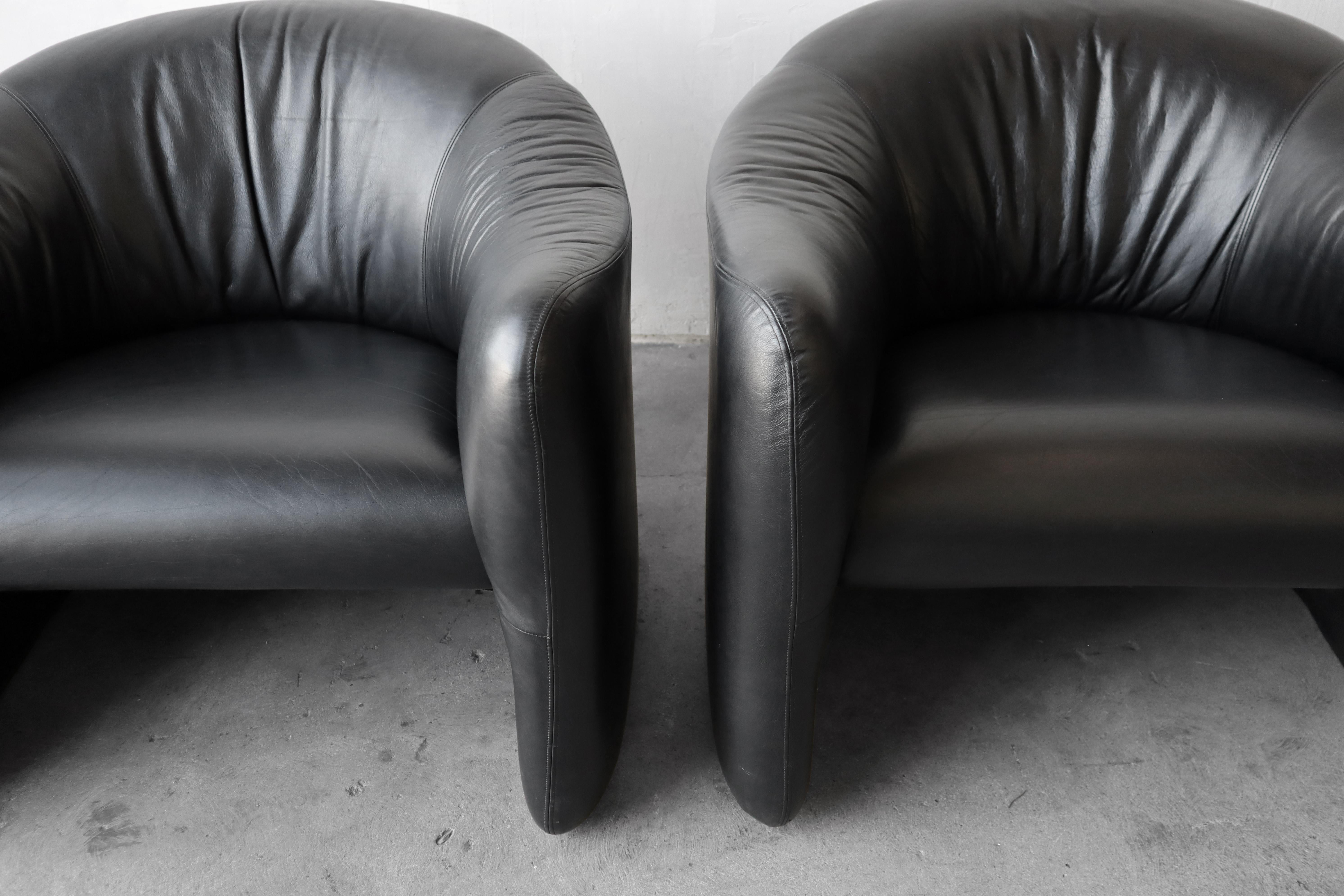 20ième siècle Paire de fauteuils de salon post-modernes en cuir par Metro en vente