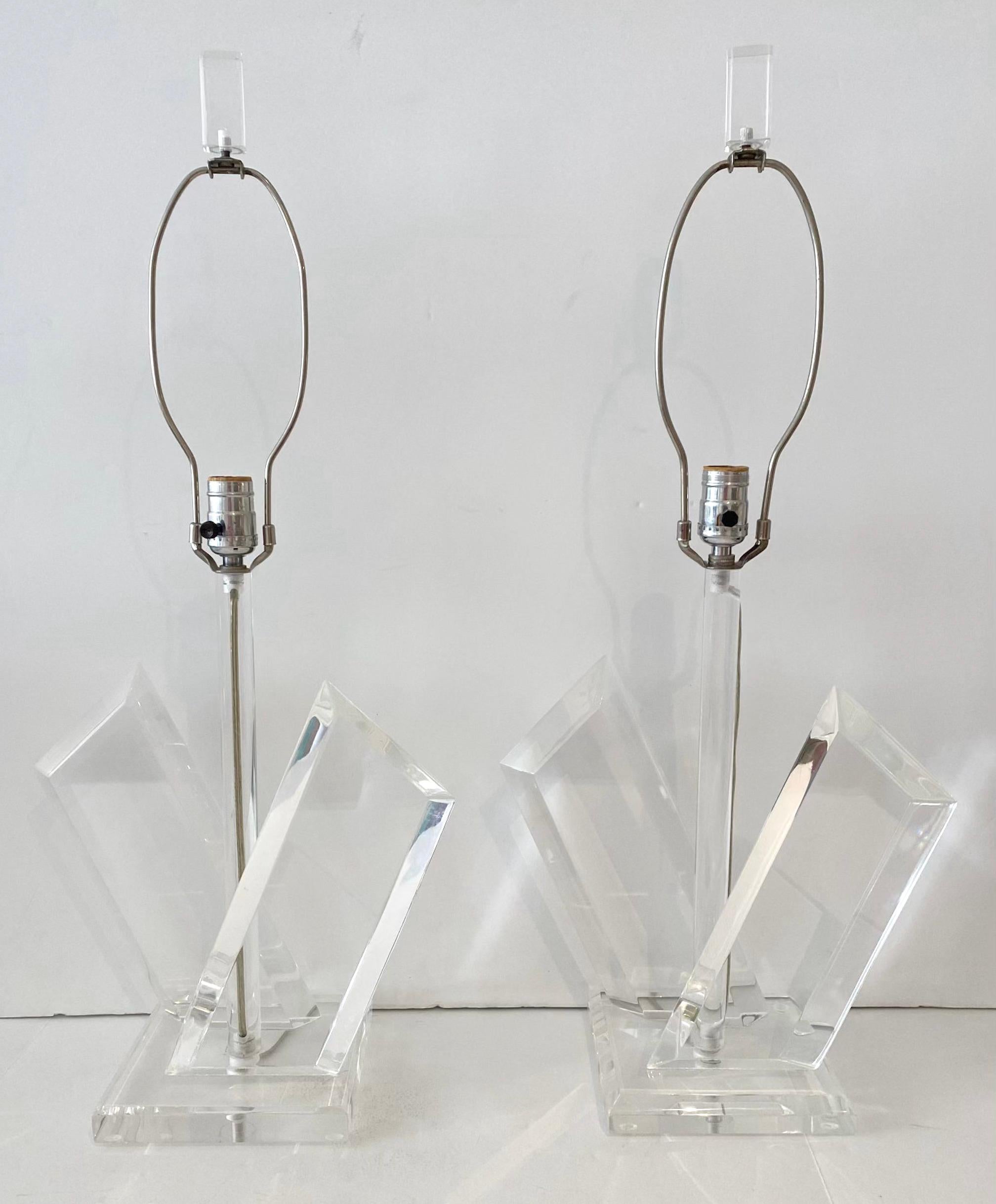 Mid-Century Modern Pair of Post Modern Lucite Twin Column Lamps For Sale