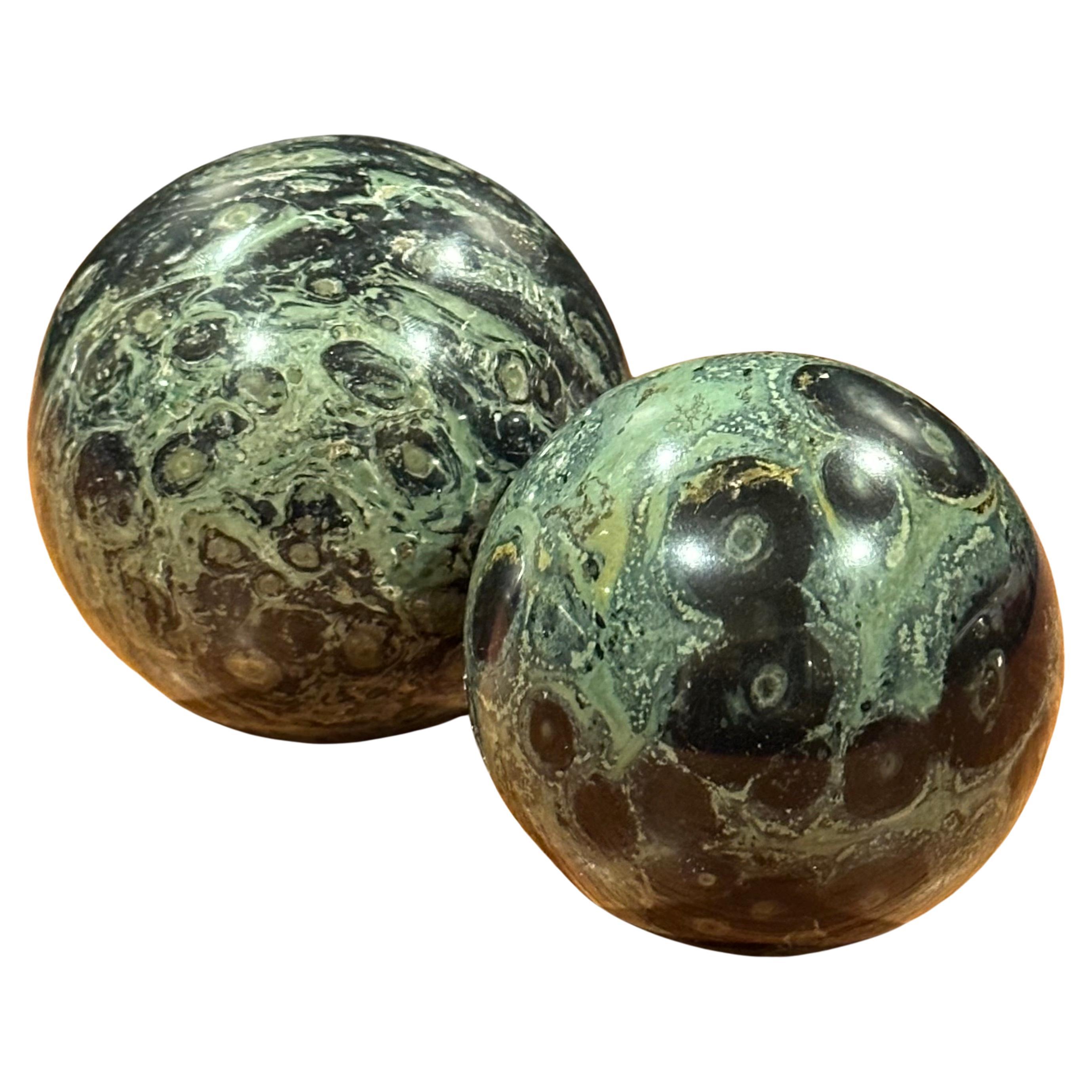 Gorgeous set of two post-modern marble spheres / paperweights, circa 1980s. The pieces are in very good condition with no chips or cracks and the largest one measures  3