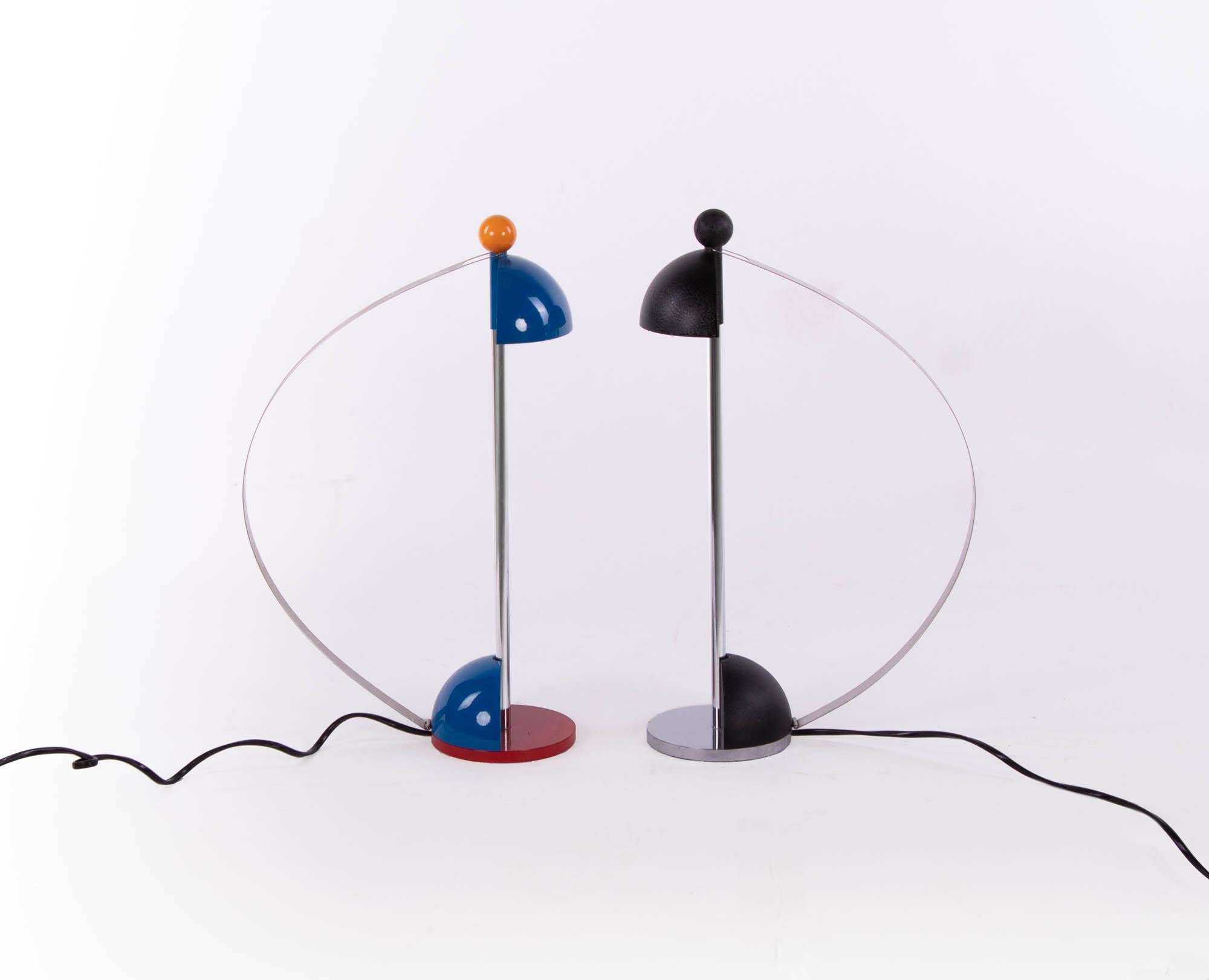 Elegantes Set aus zwei äußerst seltenen postmodernen Metall-Tischbogenlampen. Außergewöhnliche Funktionalität: Ein- und Ausschalten über die Spannung der Blattfeder und durch Drücken der Kugel an der Oberseite. Hergestellt von Thomas Schulte Design,