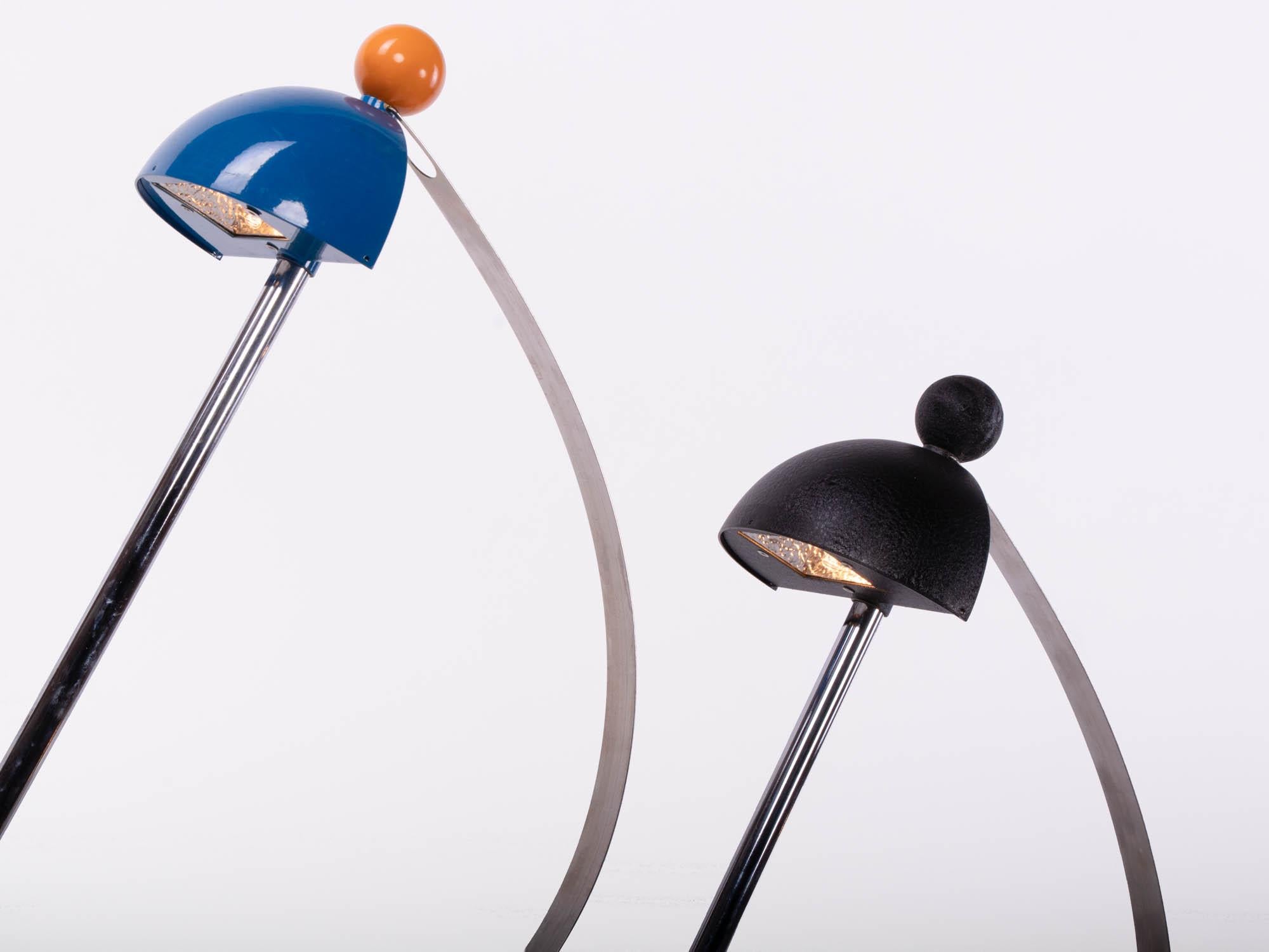 Postmoderne Schreibtischlampen in der Art von Memphis Milano, 2er-Set (Chrom) im Angebot