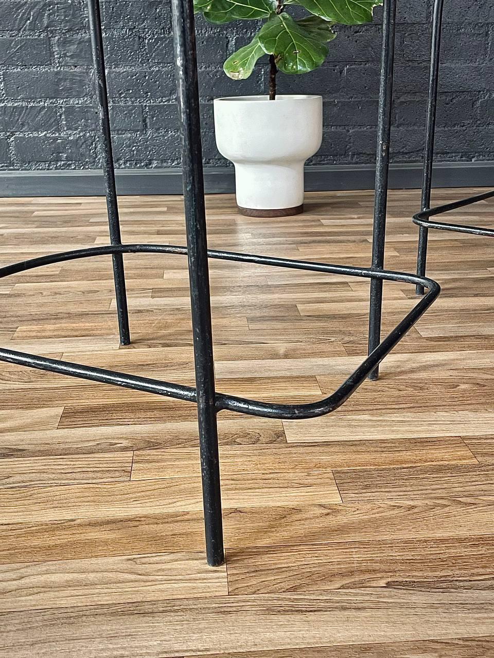 Paire de tabourets de bar postmodernes de style Memphis en fer forgé avec dossier en flamme en vente 3