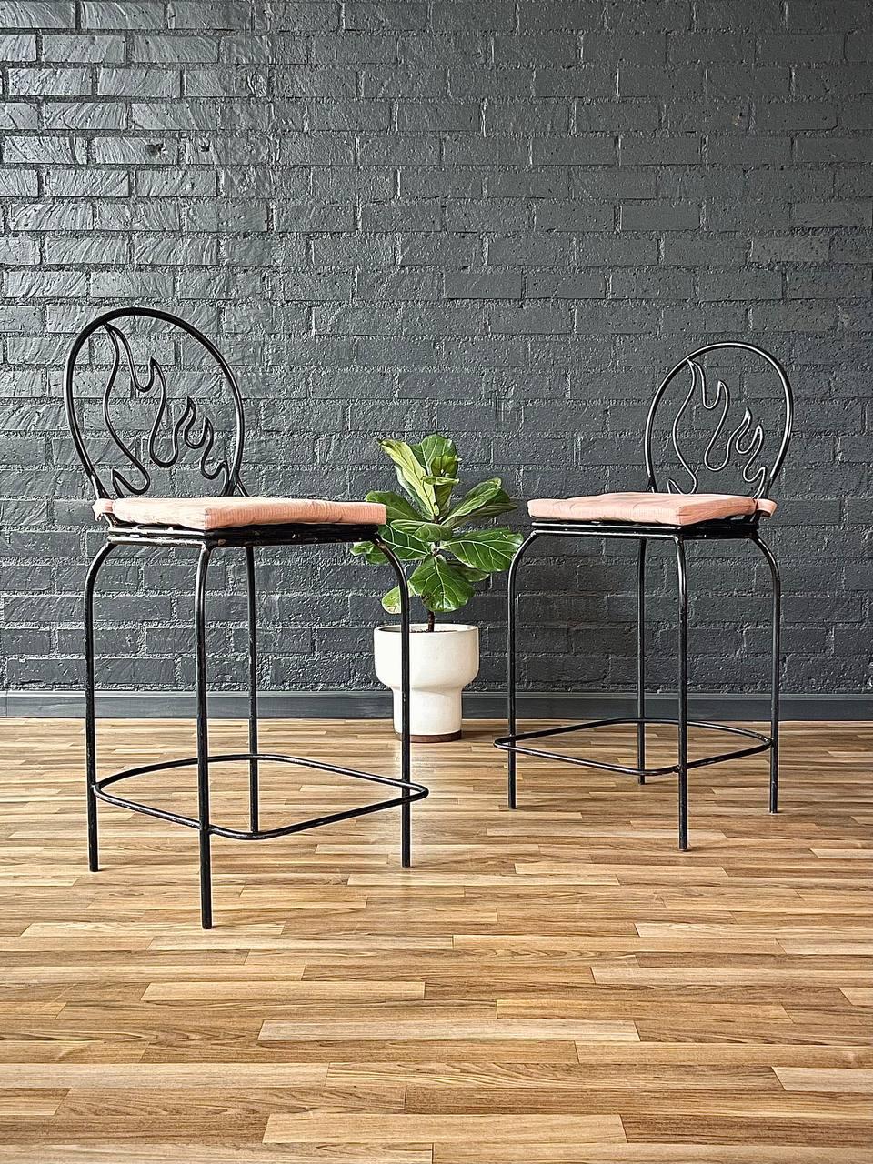 Postmoderne Paire de tabourets de bar postmodernes de style Memphis en fer forgé avec dossier en flamme en vente