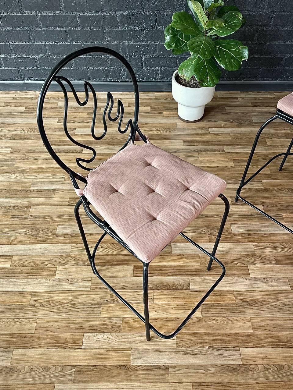 Américain Paire de tabourets de bar postmodernes de style Memphis en fer forgé avec dossier en flamme en vente