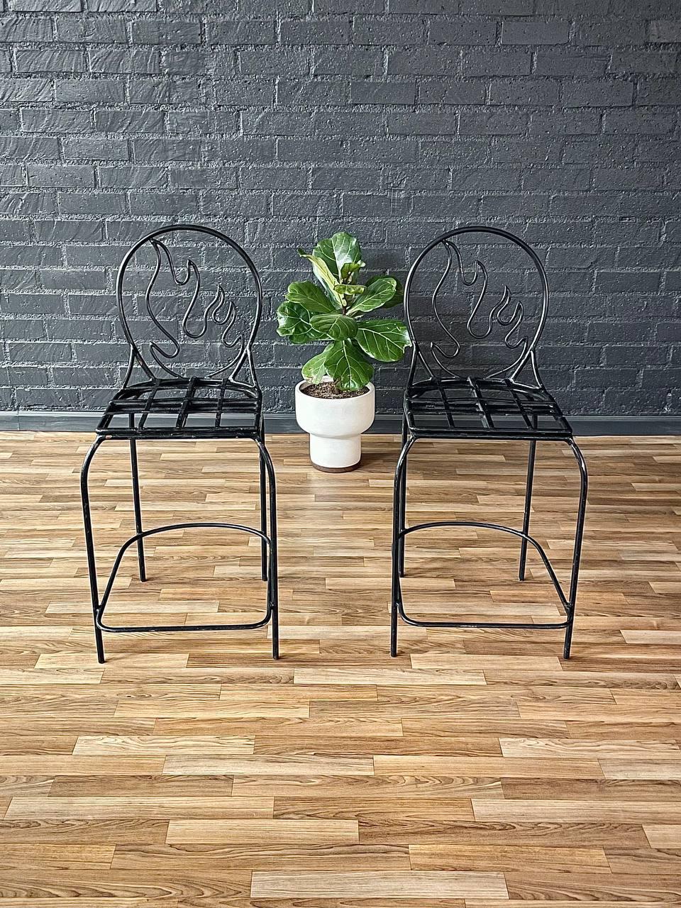 Paire de tabourets de bar postmodernes de style Memphis en fer forgé avec dossier en flamme Bon état - En vente à Los Angeles, CA