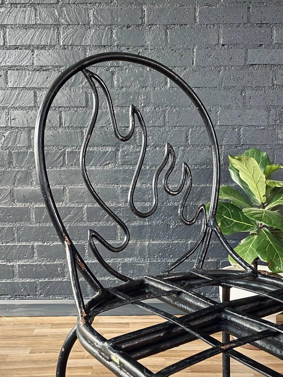 Paire de tabourets de bar postmodernes de style Memphis en fer forgé avec dossier en flamme en vente 1