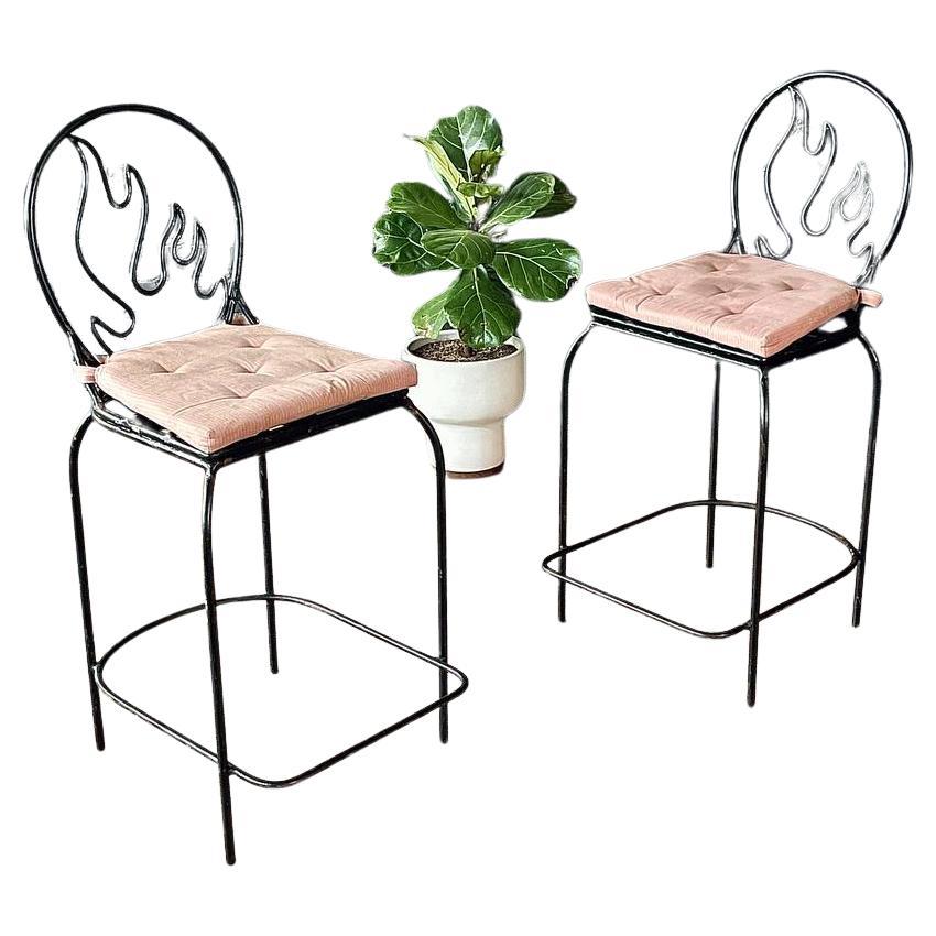 Paire de tabourets de bar postmodernes de style Memphis en fer forgé avec dossier en flamme en vente