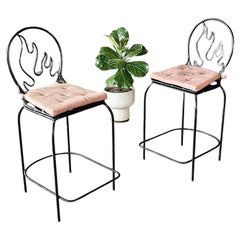 Paire de tabourets de bar postmodernes de style Memphis en fer forgé avec dossier en flamme