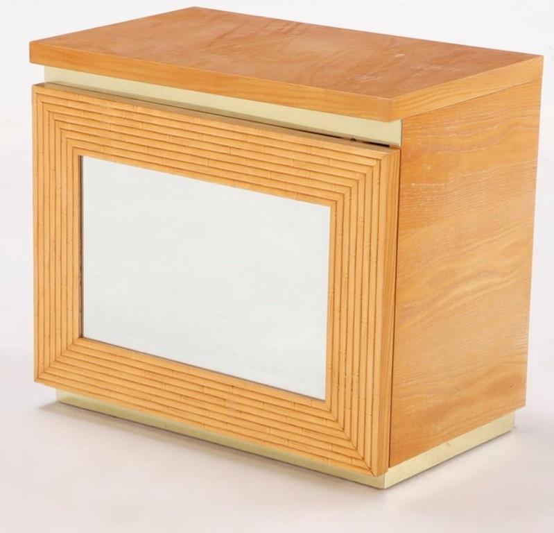 Américain Paire de tables de nuit en chêne post-moderne avec miroir en façade en vente