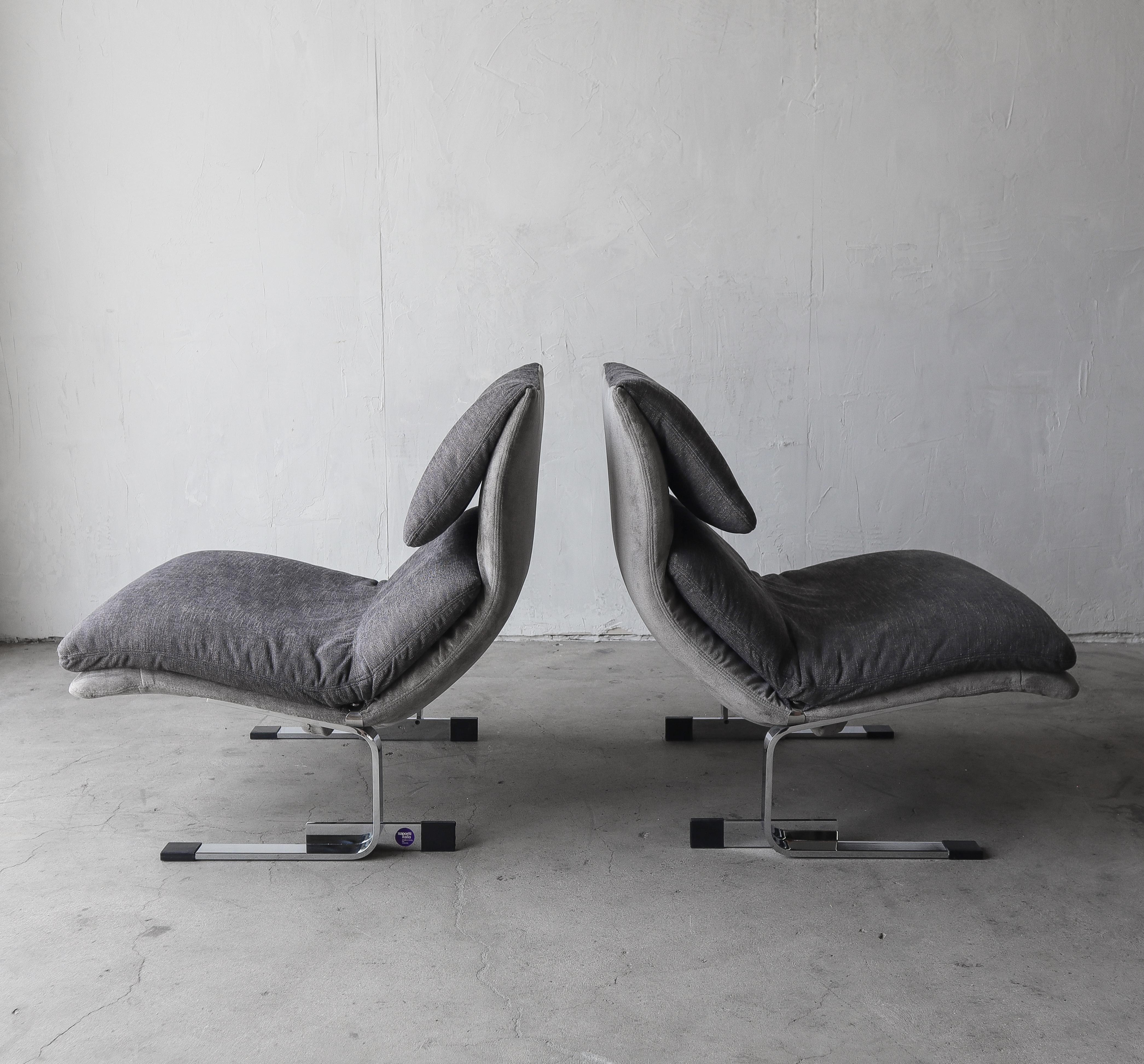 Beautiful pair of Italian chrome Onda wave lounge chairs by Giovanni Offredi for Saporiti. 

