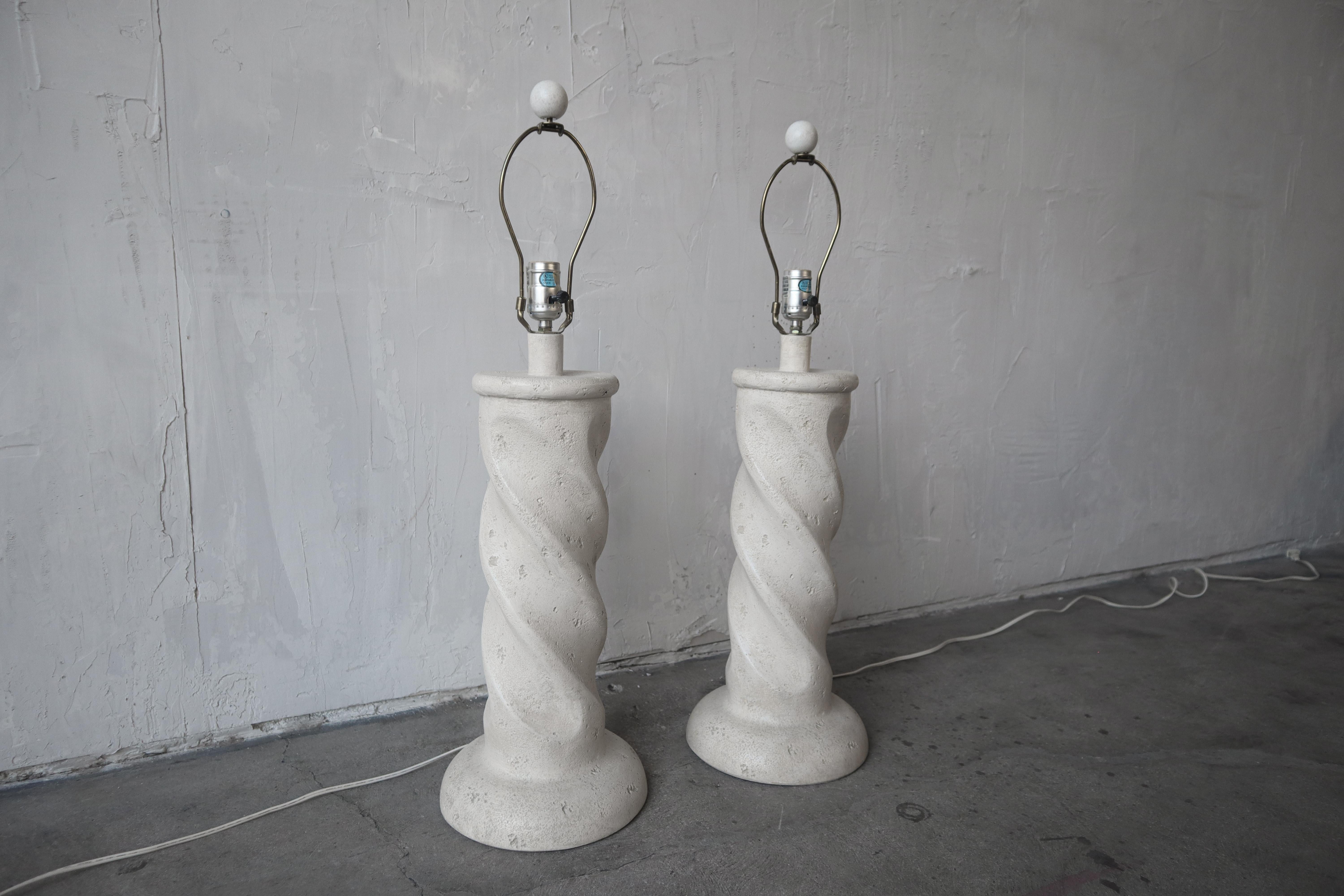 Postmoderne Paire de lampes de table postmodernes en plâtre tourbillonnant en vente
