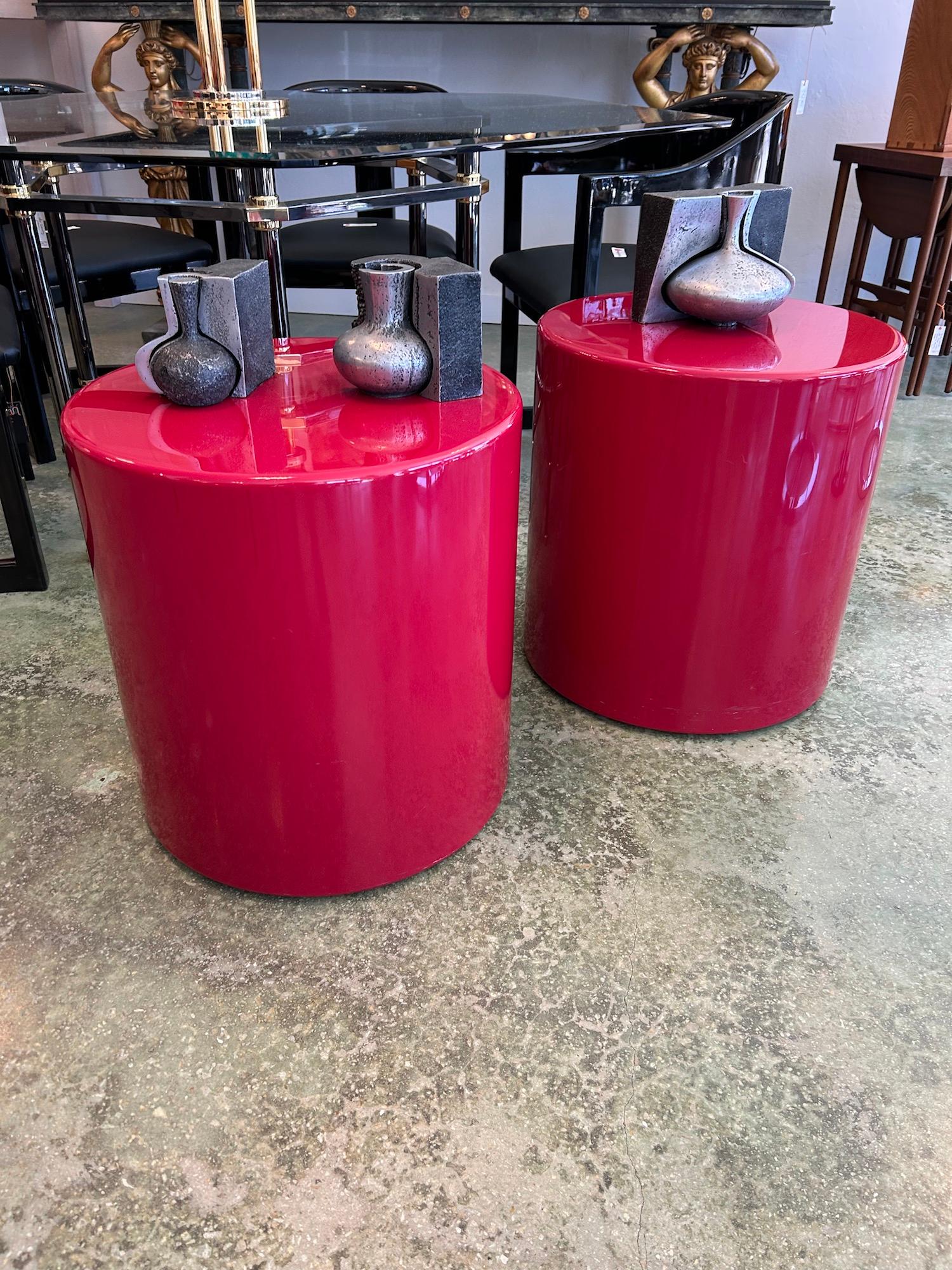 Pareja de mesas auxiliares redondas postmodernas lacadas en rojo, años 80, EE.UU. Madera en venta