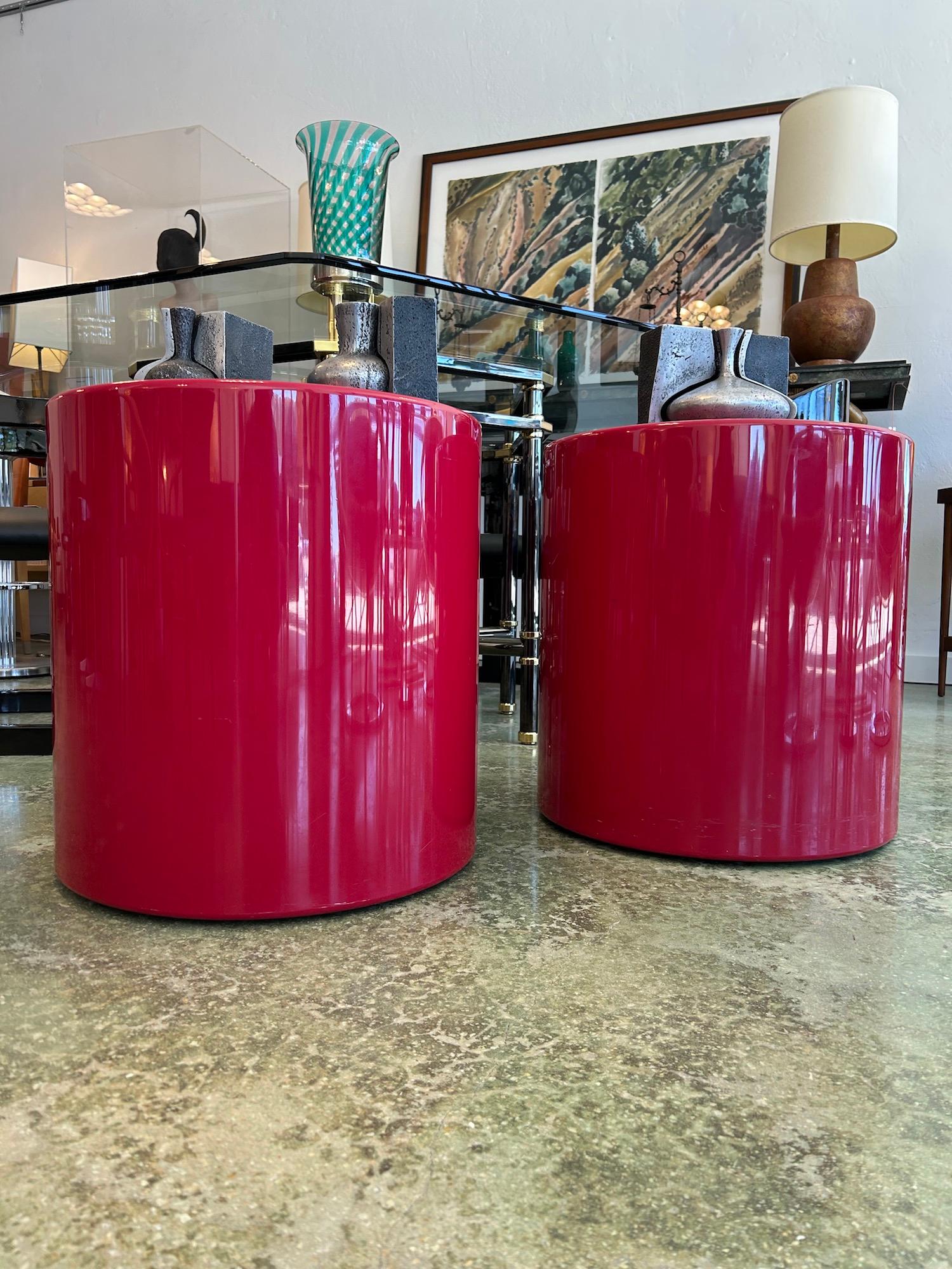 Pareja de mesas auxiliares redondas postmodernas lacadas en rojo, años 80, EE.UU. en venta 1