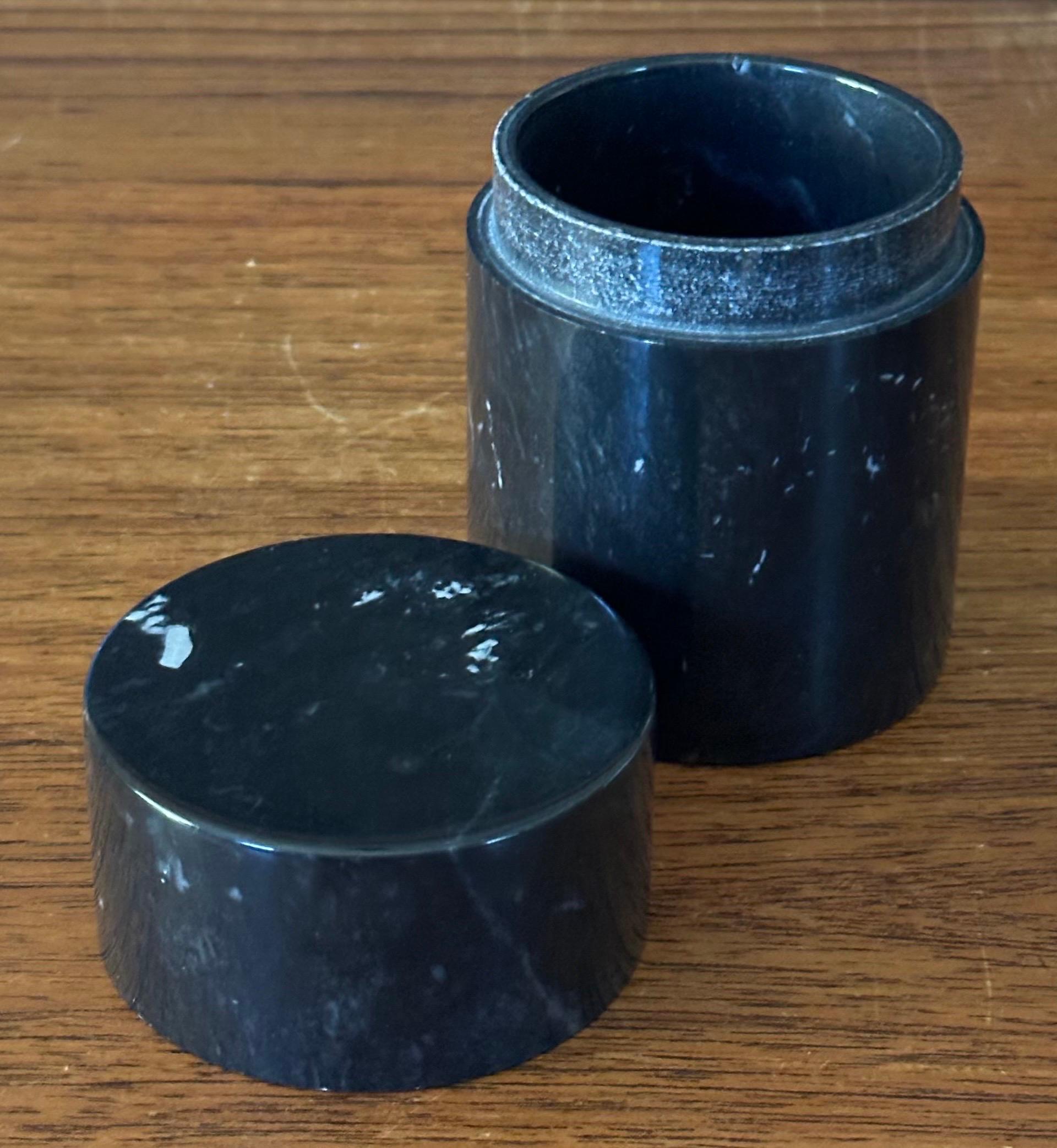 Pareja de pequeños botes/cajas posmodernos de mármol negro en venta 3