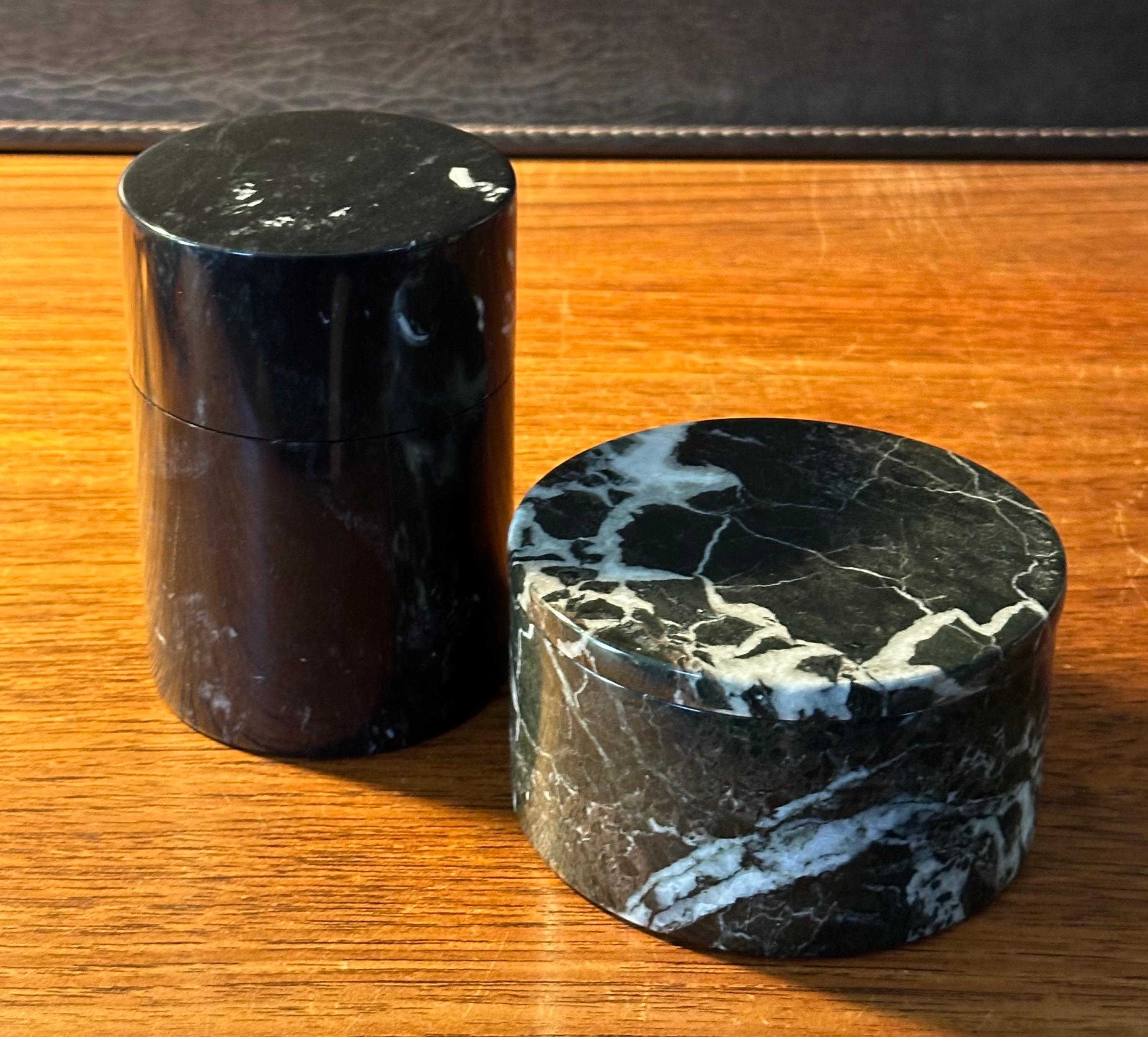 Pareja de pequeños botes/cajas posmodernos de mármol negro en venta 4