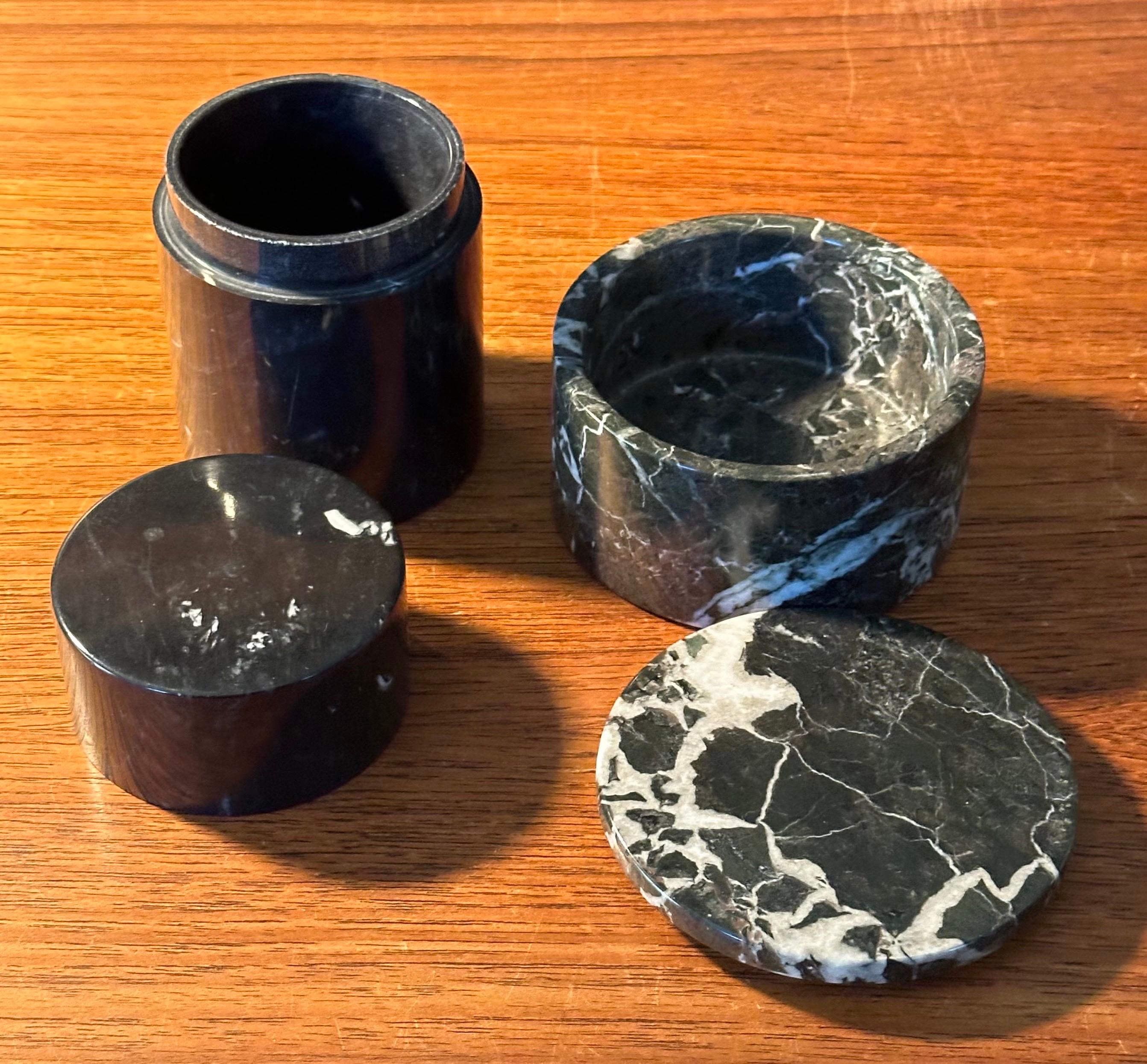 Pareja de pequeños botes/cajas posmodernos de mármol negro en venta 5