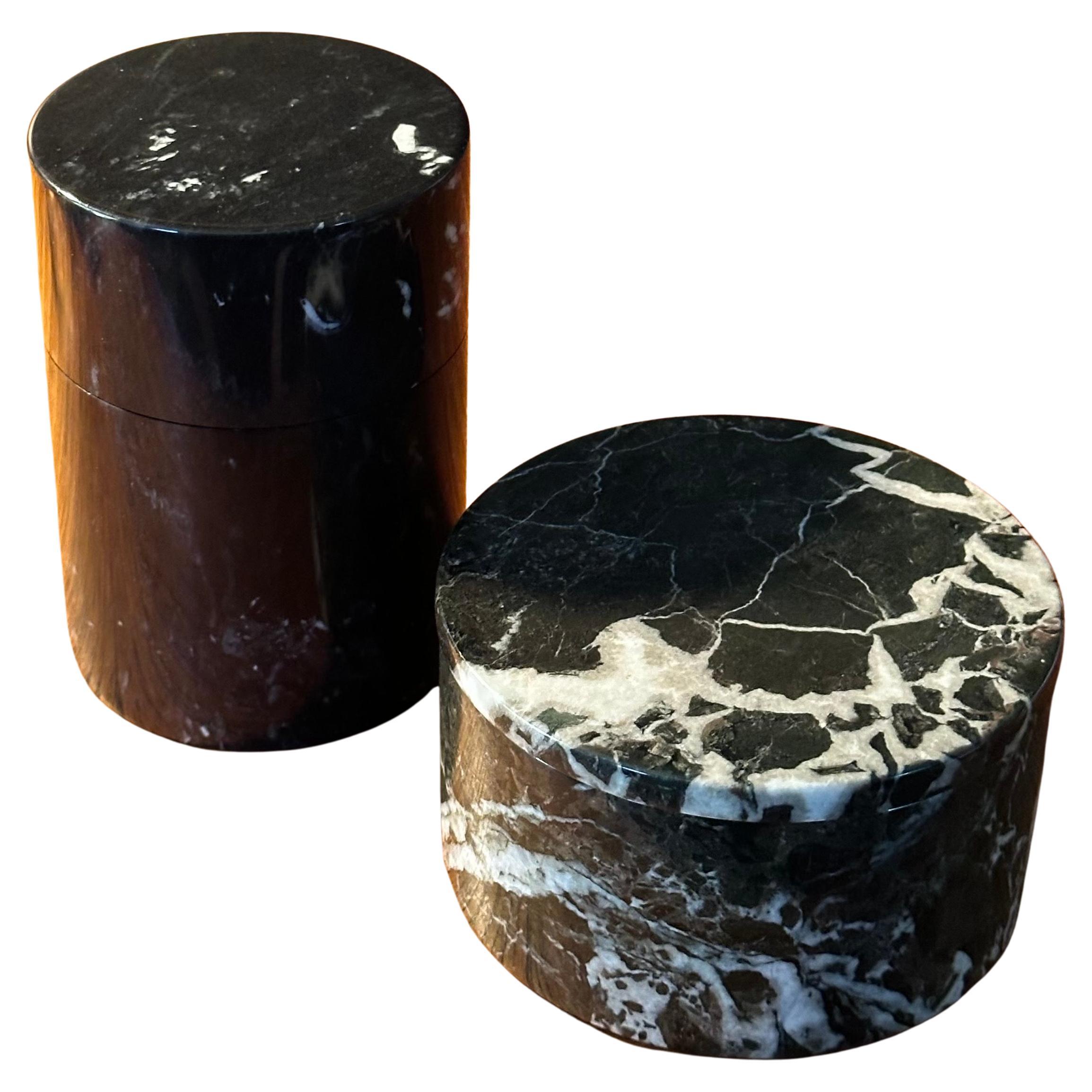 Pareja de pequeños botes/cajas posmodernos de mármol negro en venta 6