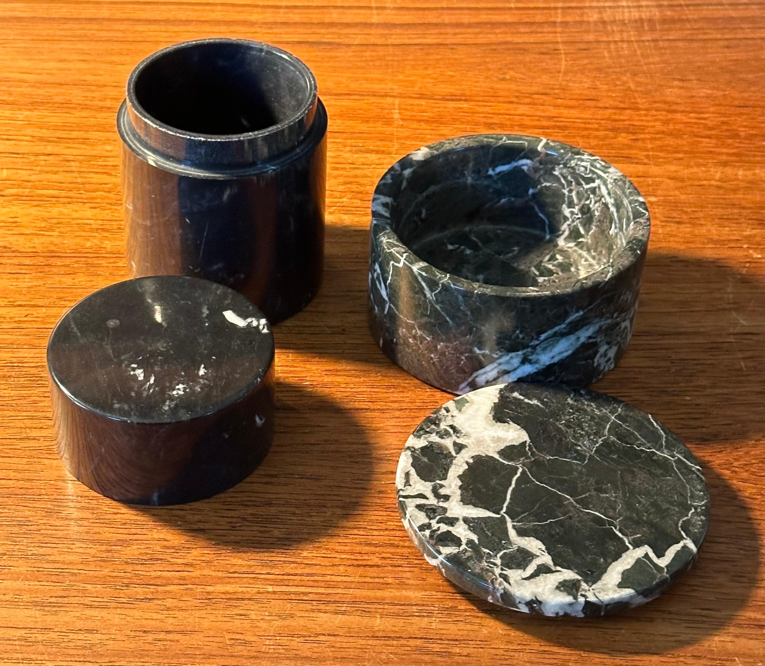 Pareja de pequeños botes/cajas posmodernos de mármol negro siglo XX en venta