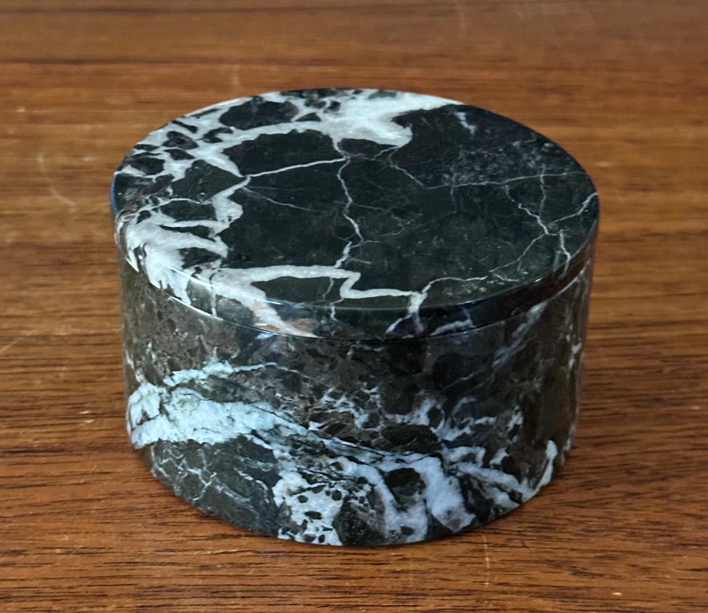 Pareja de pequeños botes/cajas posmodernos de mármol negro Mármol en venta
