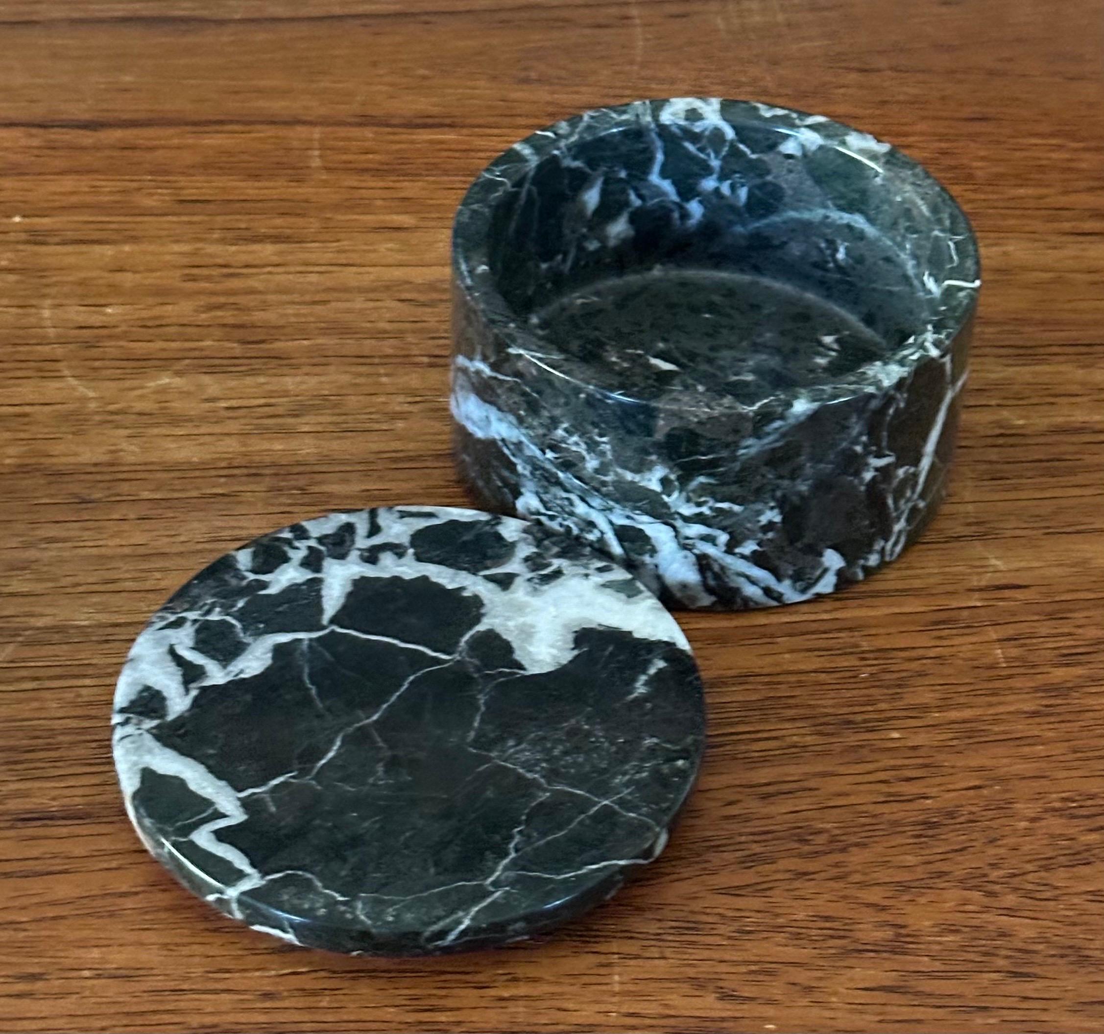 Pareja de pequeños botes/cajas posmodernos de mármol negro en venta 1