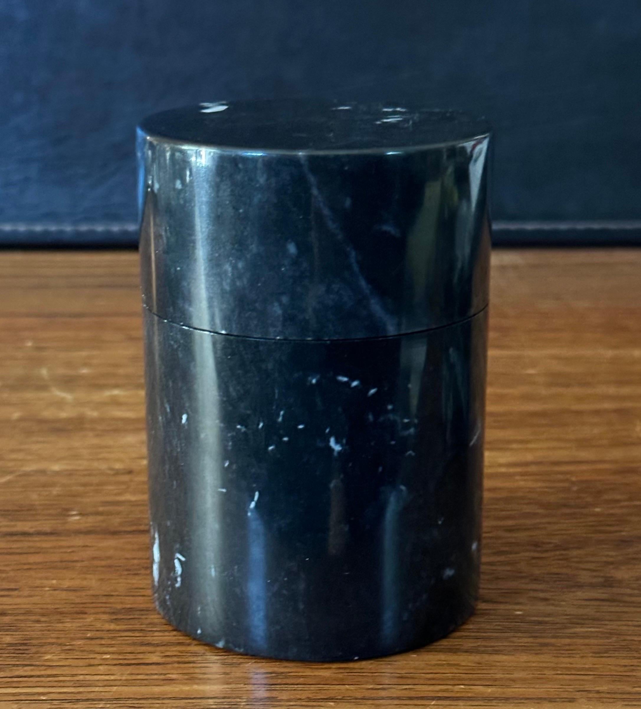Pareja de pequeños botes/cajas posmodernos de mármol negro en venta 2