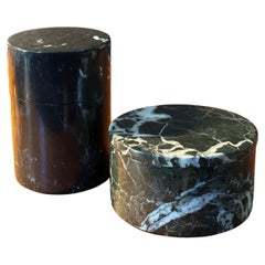 Coppia di piccoli contenitori/scatole in marmo nero post-moderno
