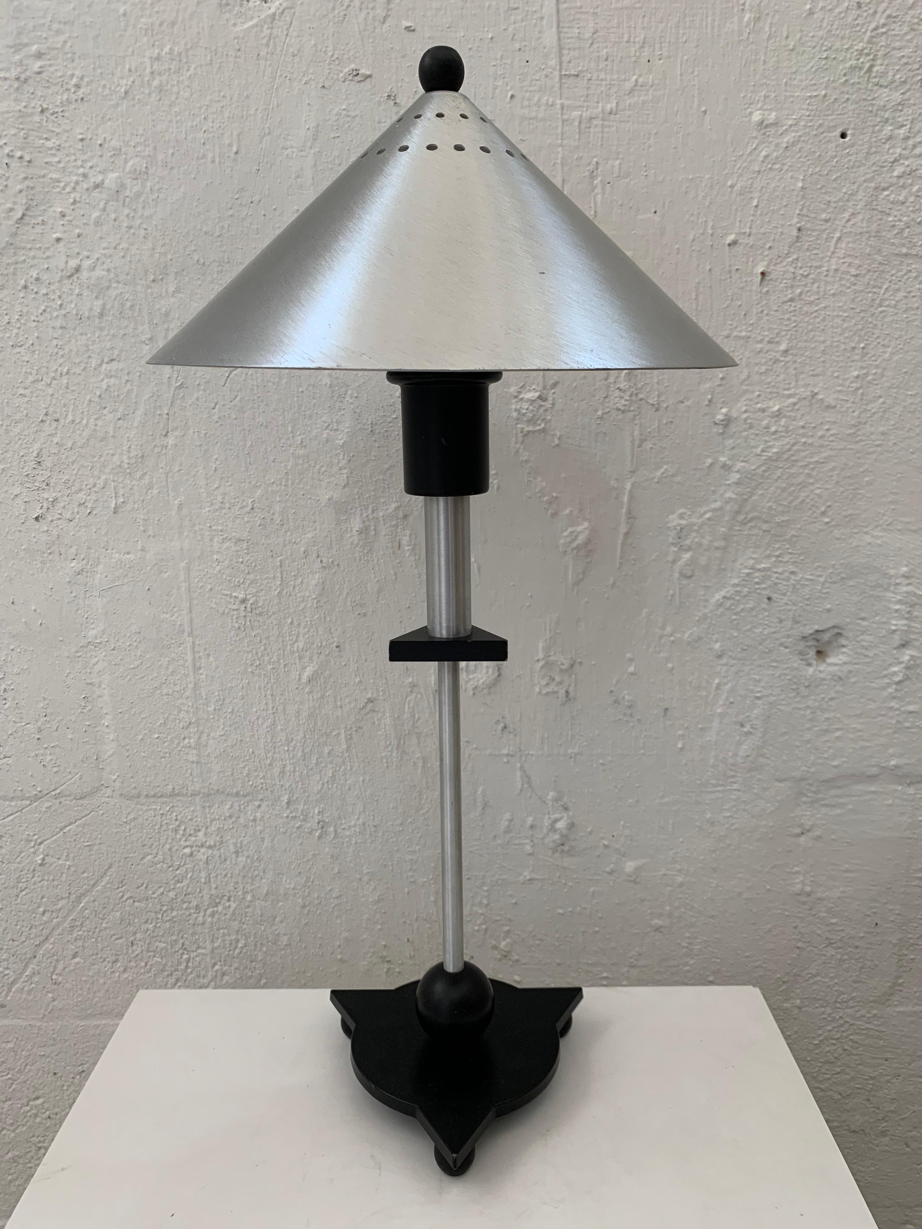 Satz von zwei postmodernen Tischlampen im Memphis-Stil aus rostfreiem Stahl und geometrischen, schwarz lackierten Holzelementen, von BE-YANG, 1980er Jahre.
