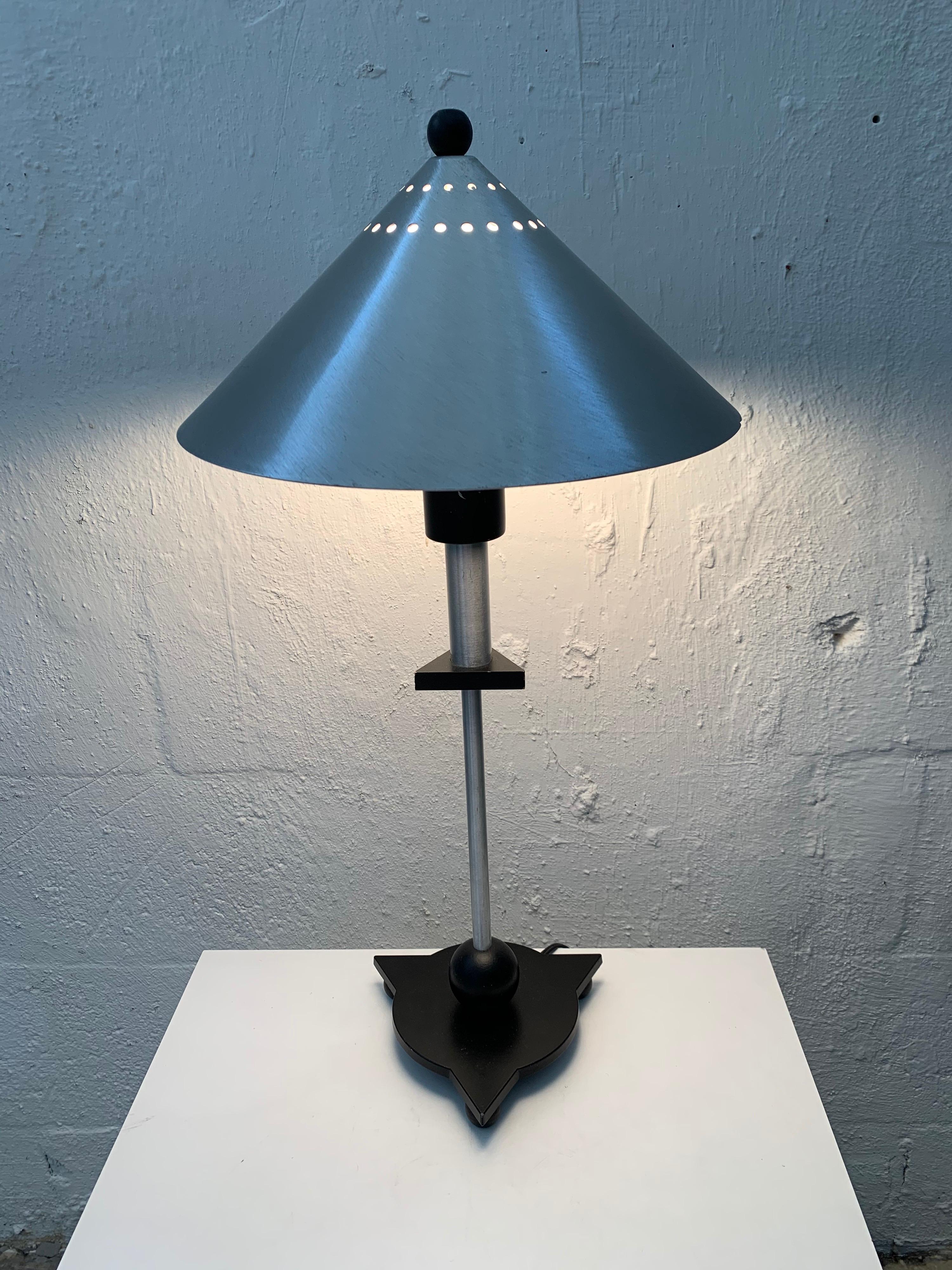 Postmoderne Paire de lampes de table postmodernes en acier et bois noir par BE-YANG:: 1980 en vente