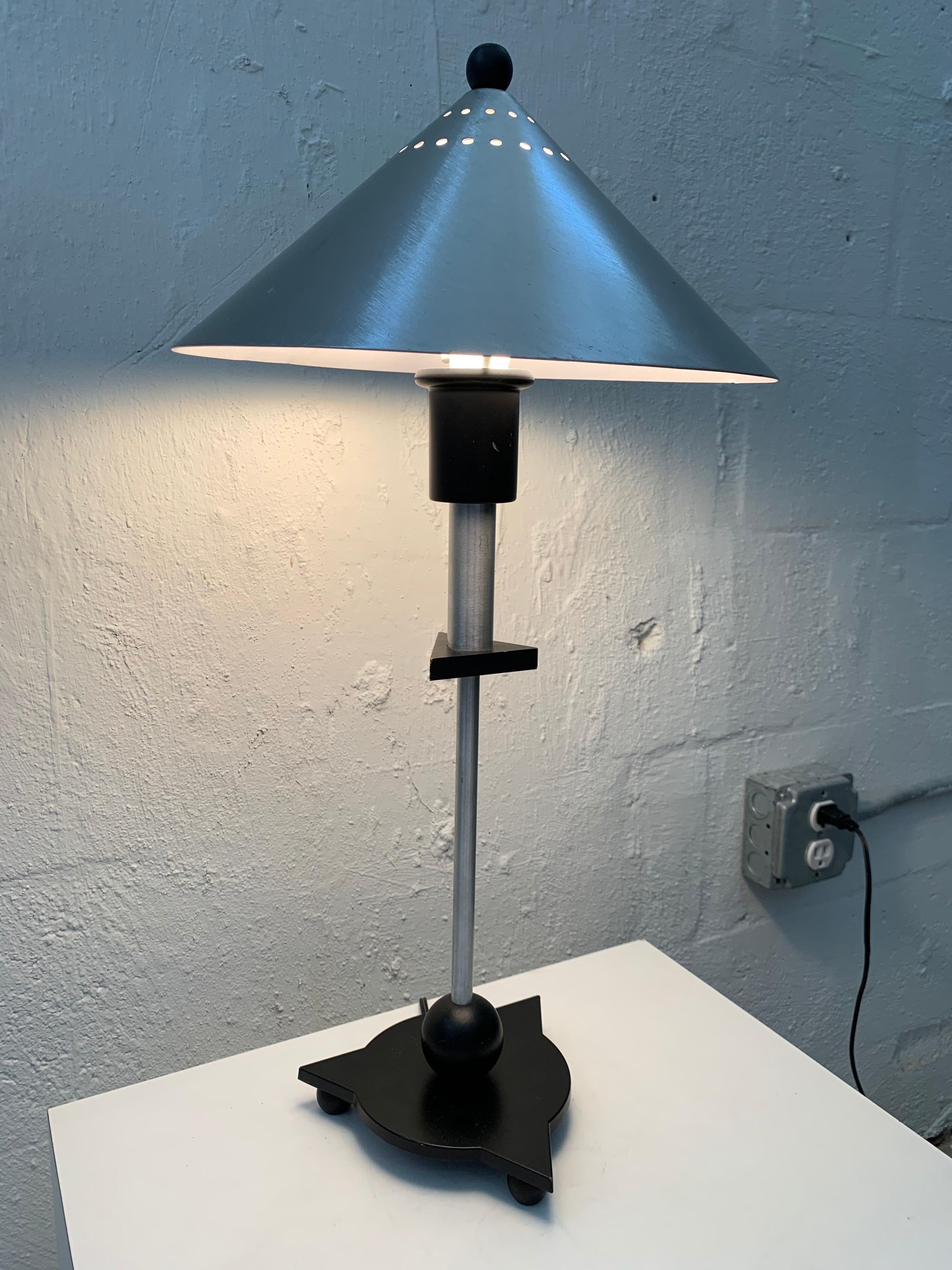 Sud-asiatique Paire de lampes de table postmodernes en acier et bois noir par BE-YANG:: 1980 en vente