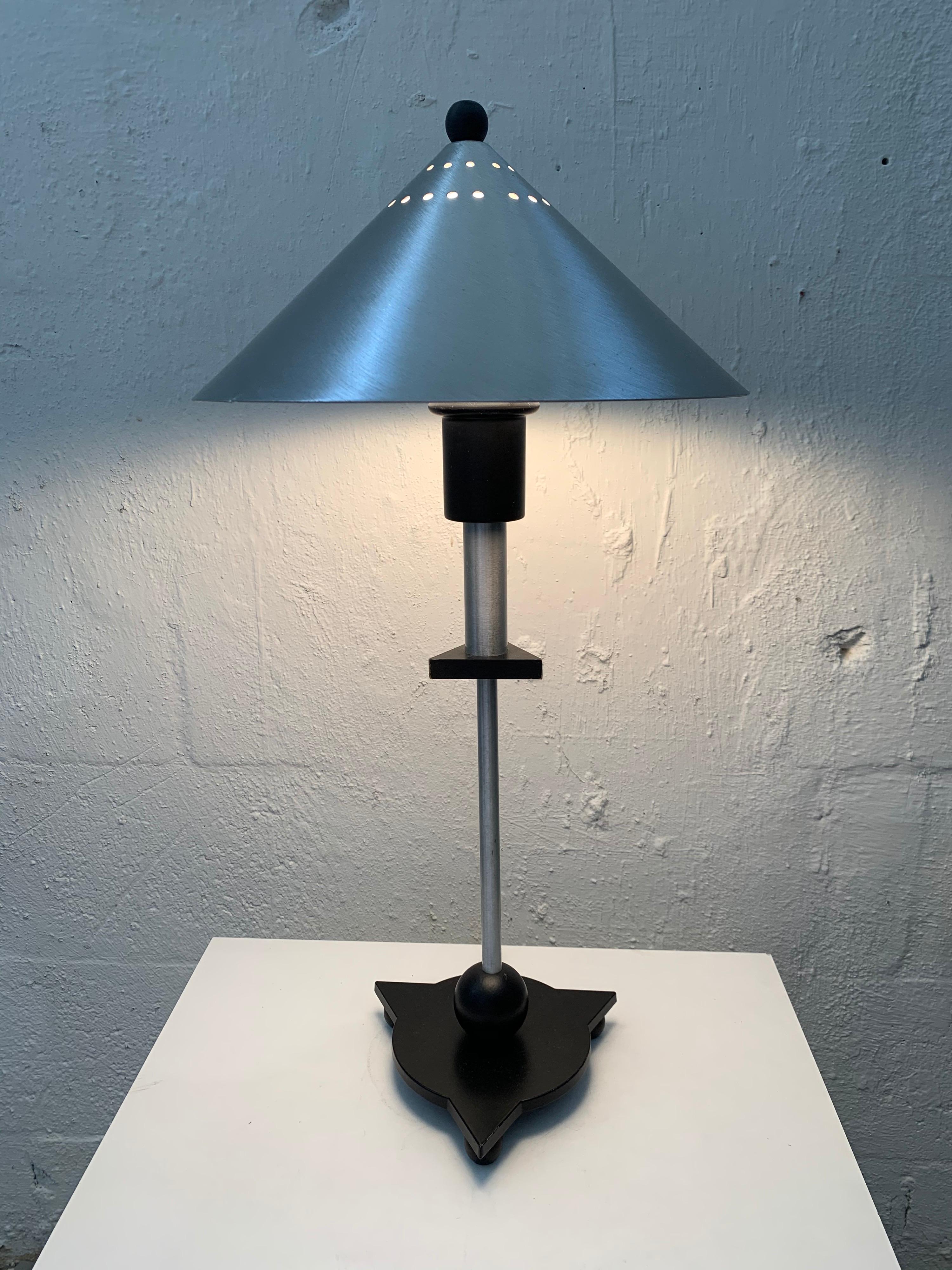 Paire de lampes de table postmodernes en acier et bois noir par BE-YANG:: 1980 Bon état - En vente à Miami, FL