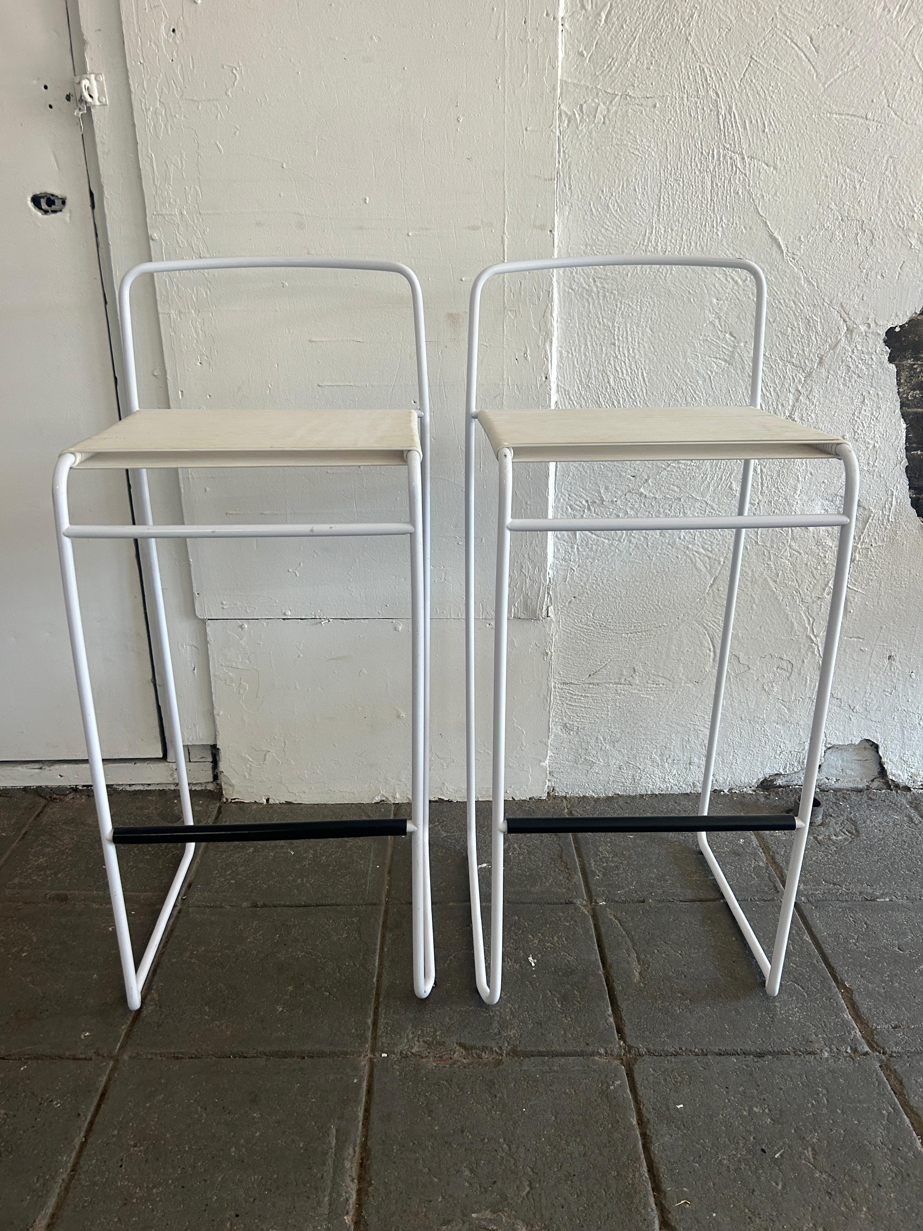 Ein Paar postmoderne Barhocker aus weiß emailliertem Metall mit Spaghetti-Cord-Sitzen, entworfen von Giandomenico Belotti für Fly Line. guter Zustand. Liegt in Brooklyn NYC 

Abmessungen: H 37