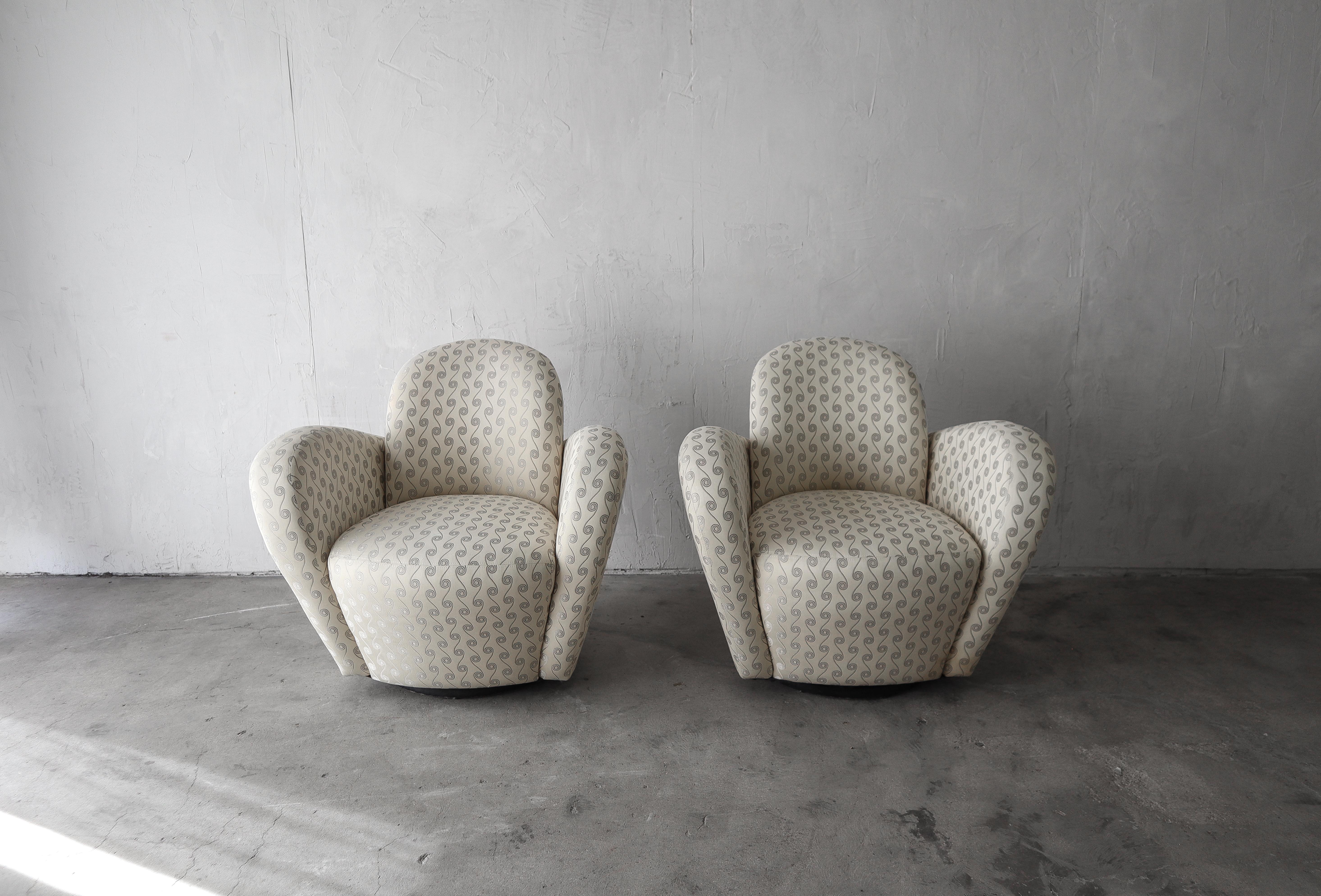 Une belle paire de chaises Miami originales de Michael Wolk.

