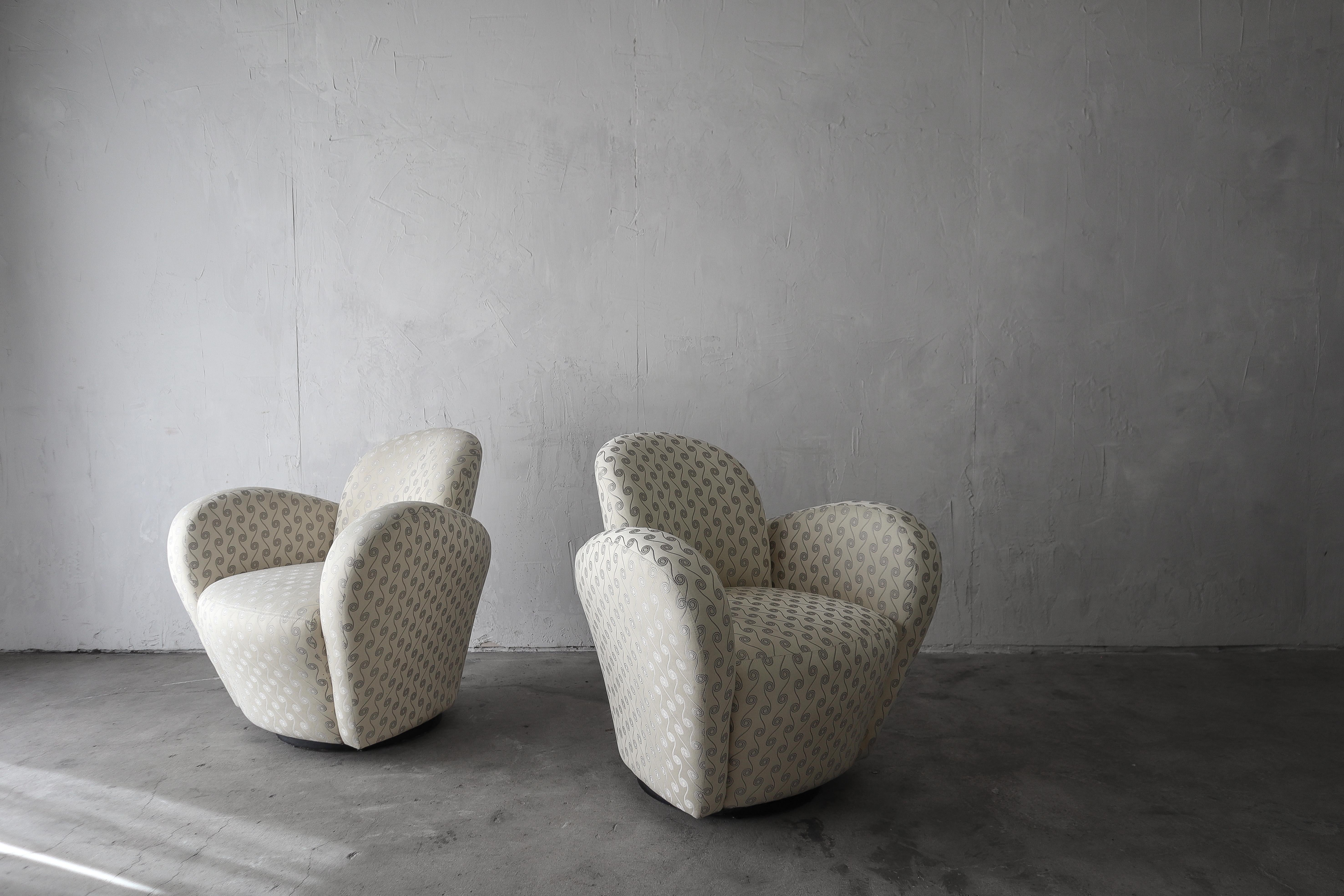 Postmoderne Paire de chaises pivotantes post-modernes de Michael Wolk en vente